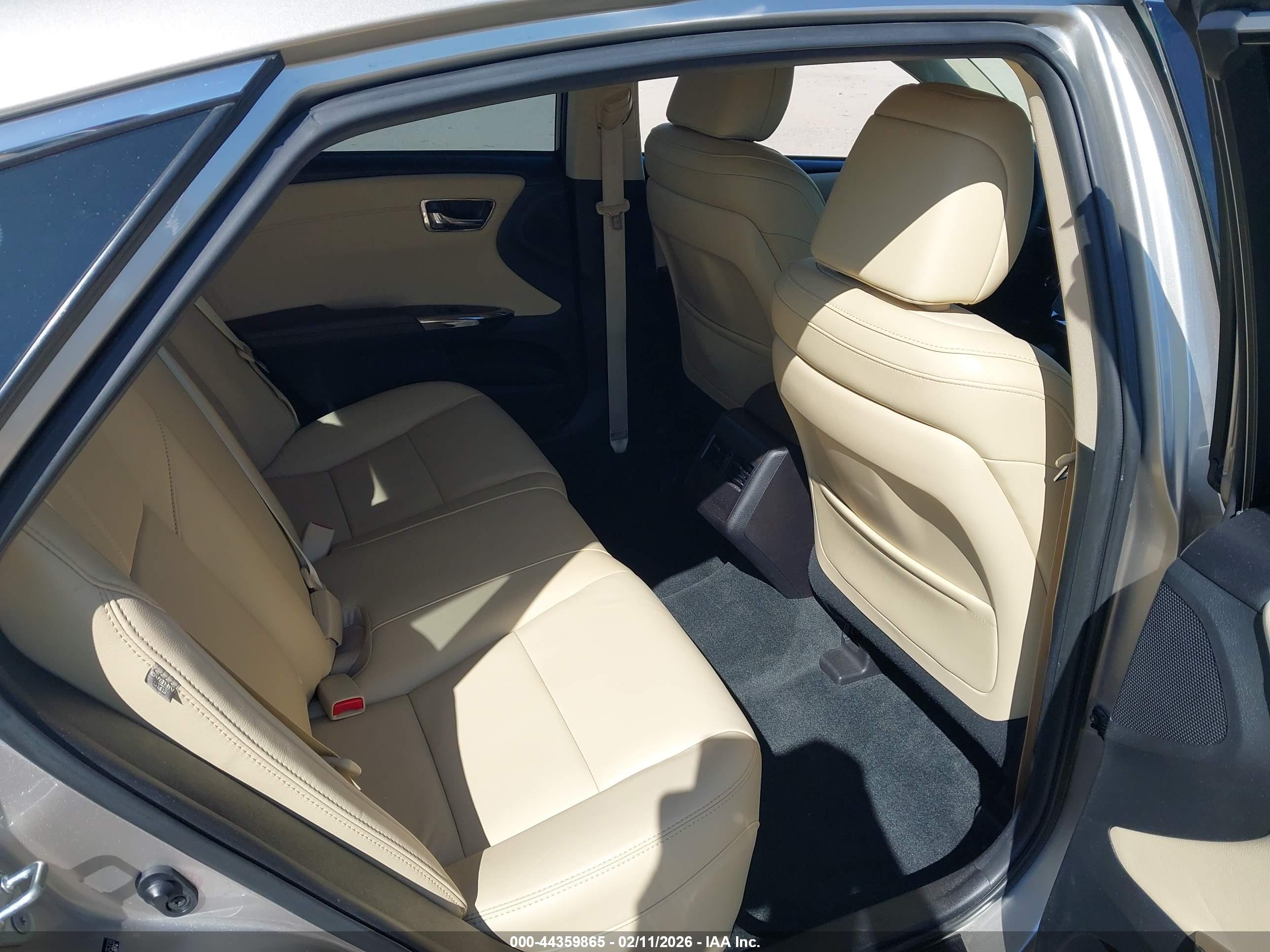 TOYOTA AVALON image 8