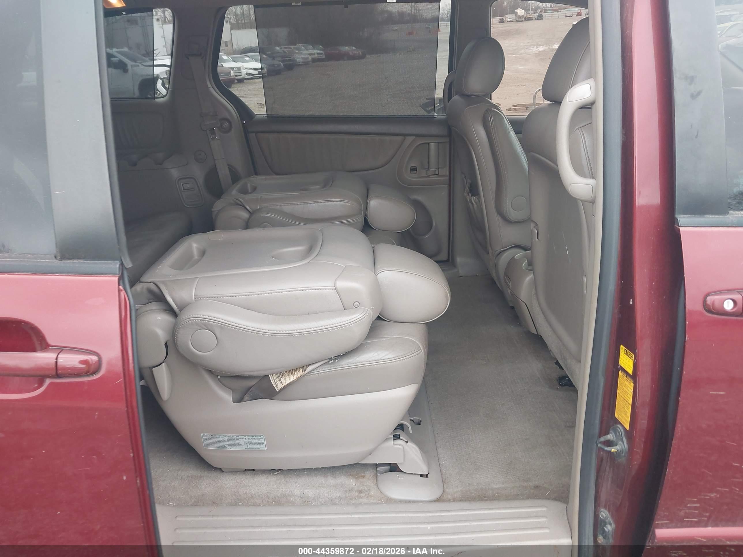 TOYOTA SIENNA image 8