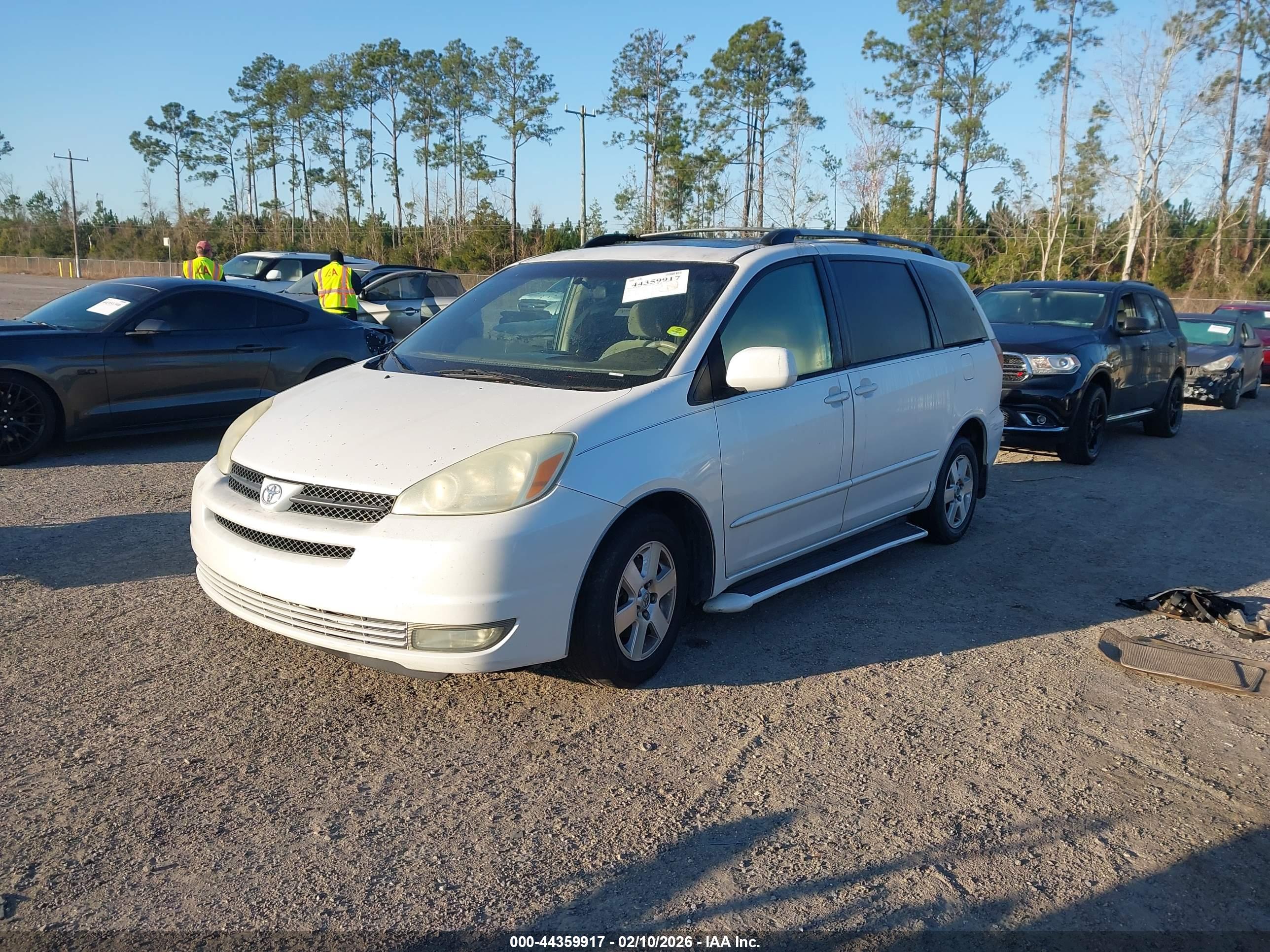 TOYOTA SIENNA image 2