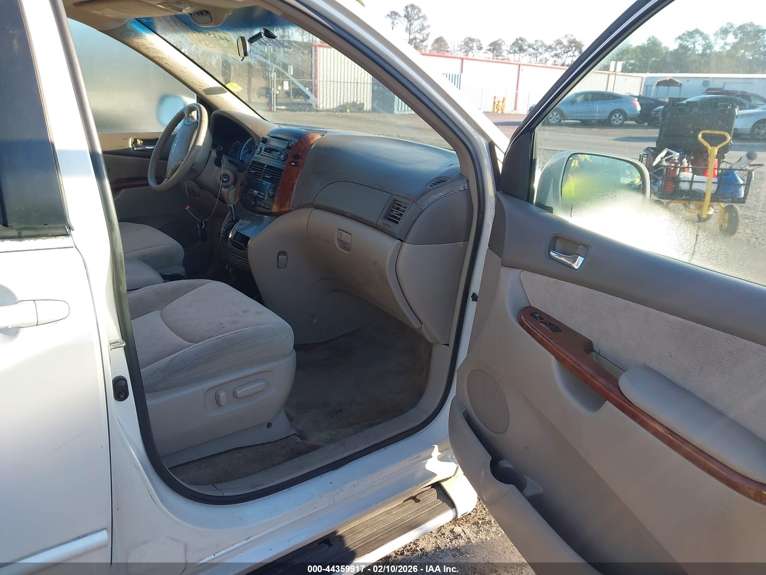 TOYOTA SIENNA image 5