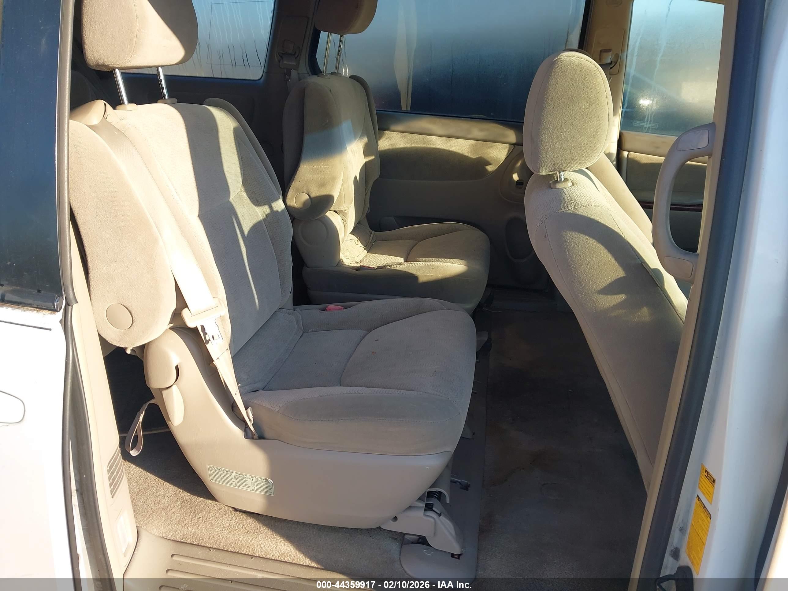 TOYOTA SIENNA image 8