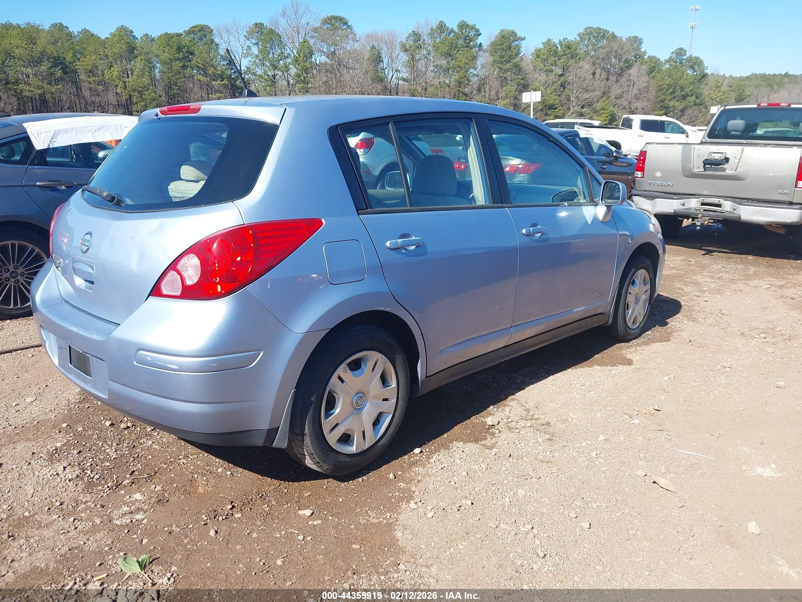 NISSAN VERSA image 4