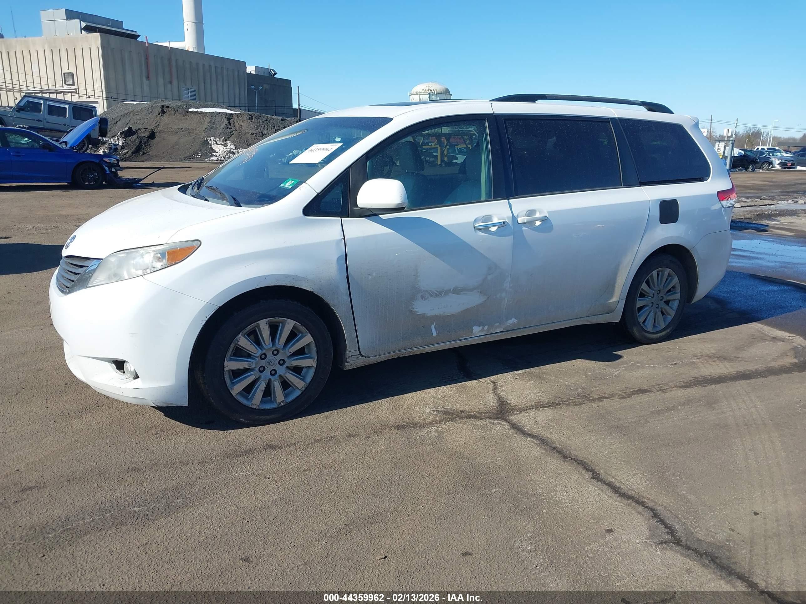 TOYOTA SIENNA image 2