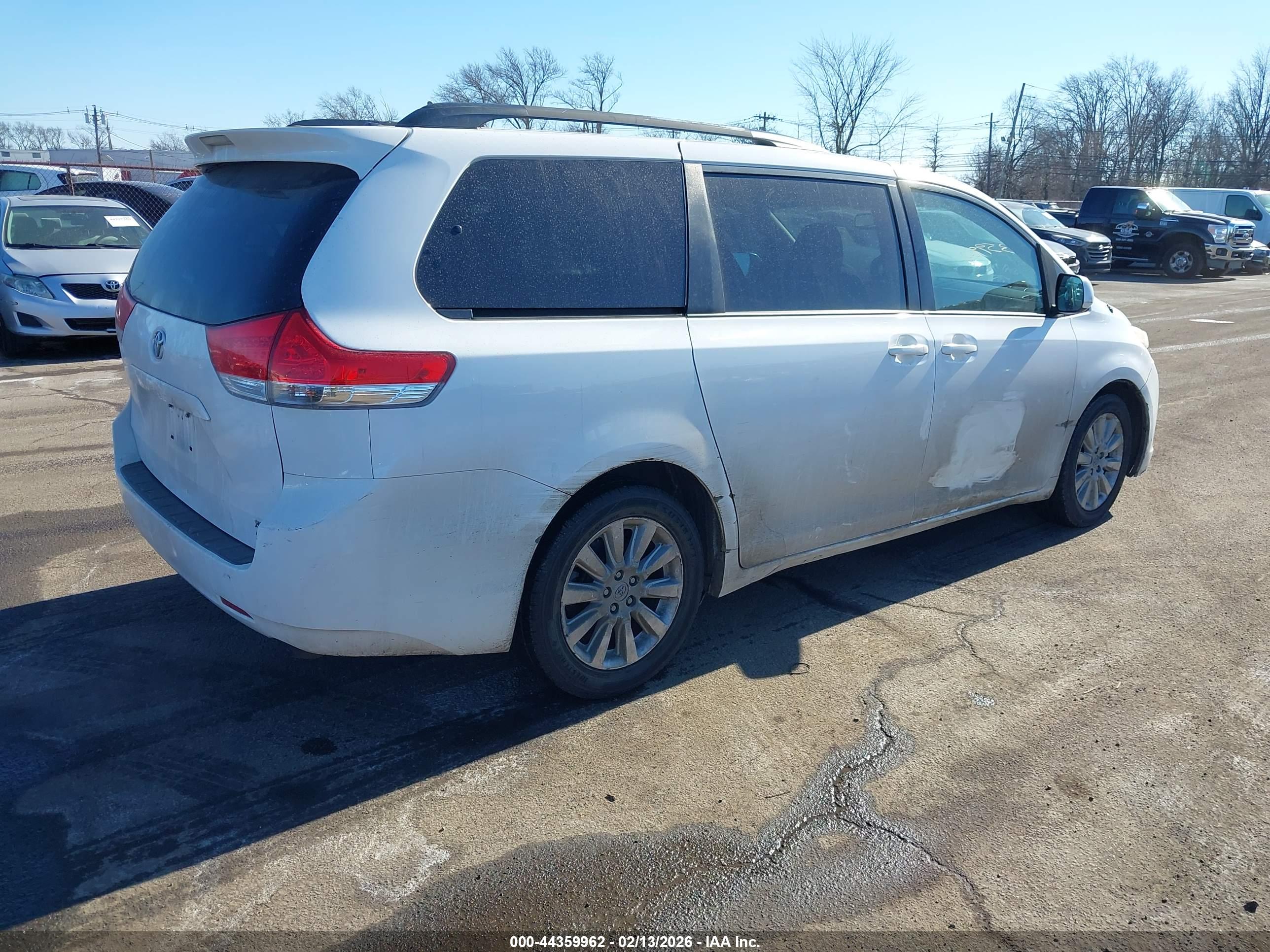 TOYOTA SIENNA image 4