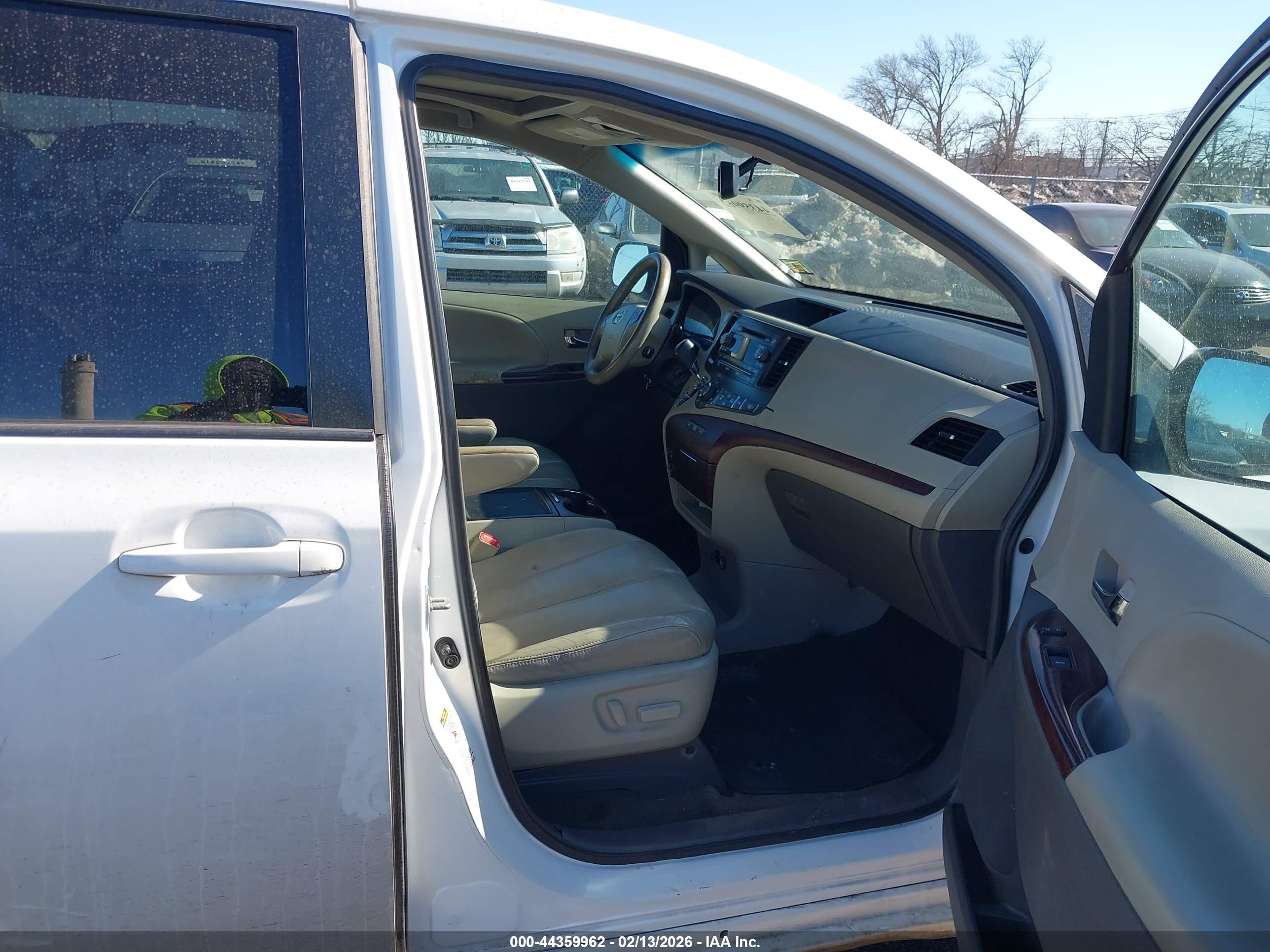 TOYOTA SIENNA image 5