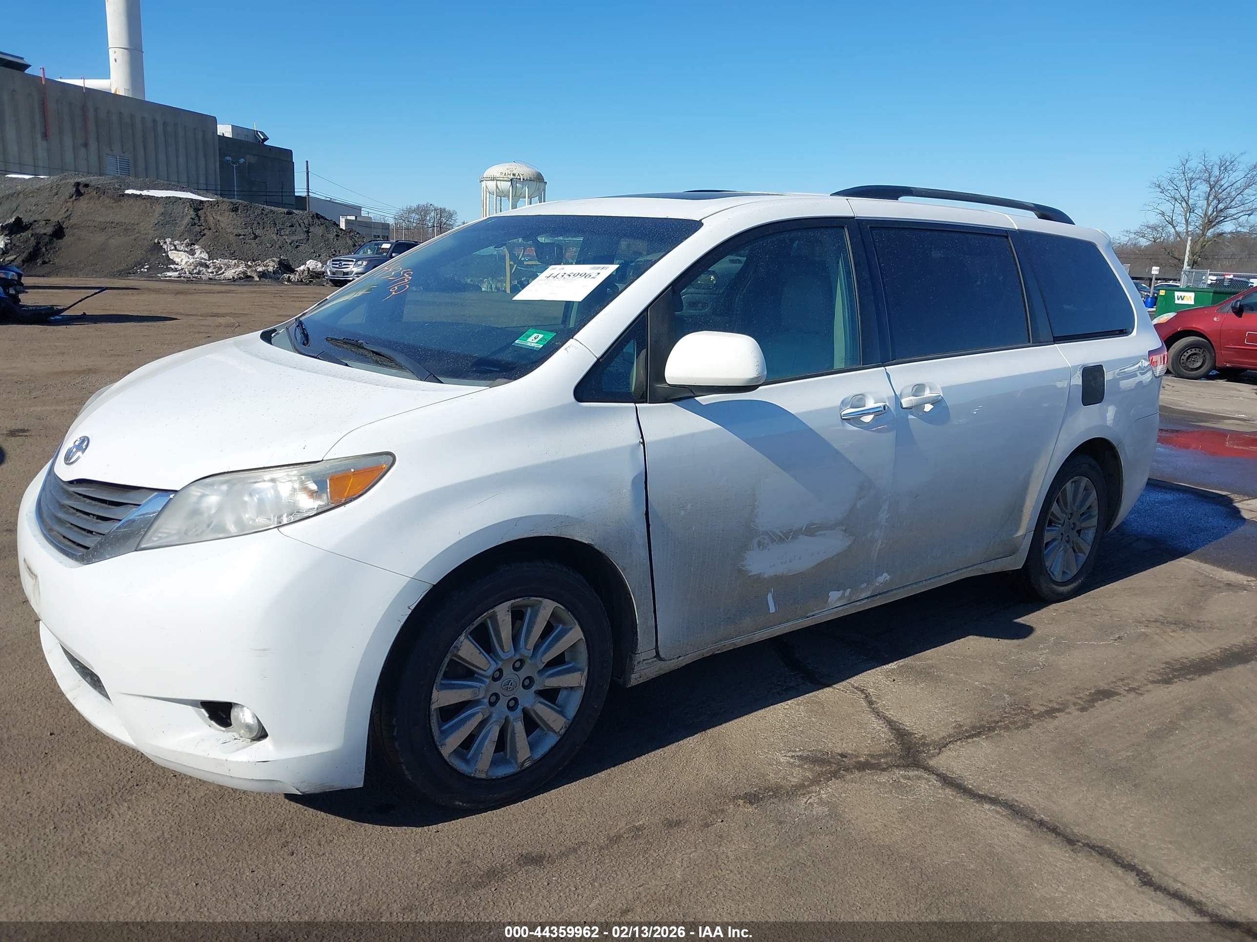 TOYOTA SIENNA image 6