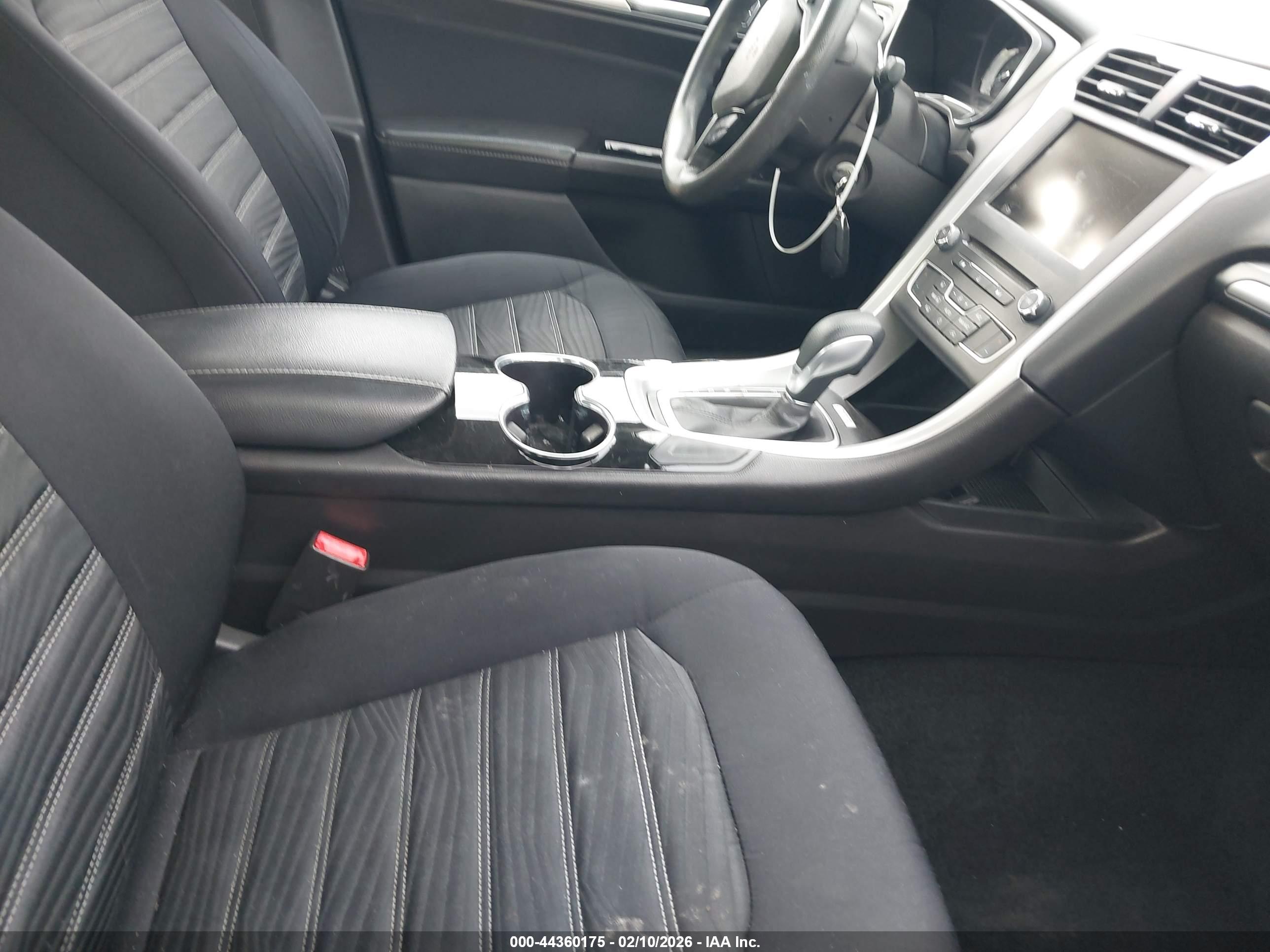 FORD FUSION image 5