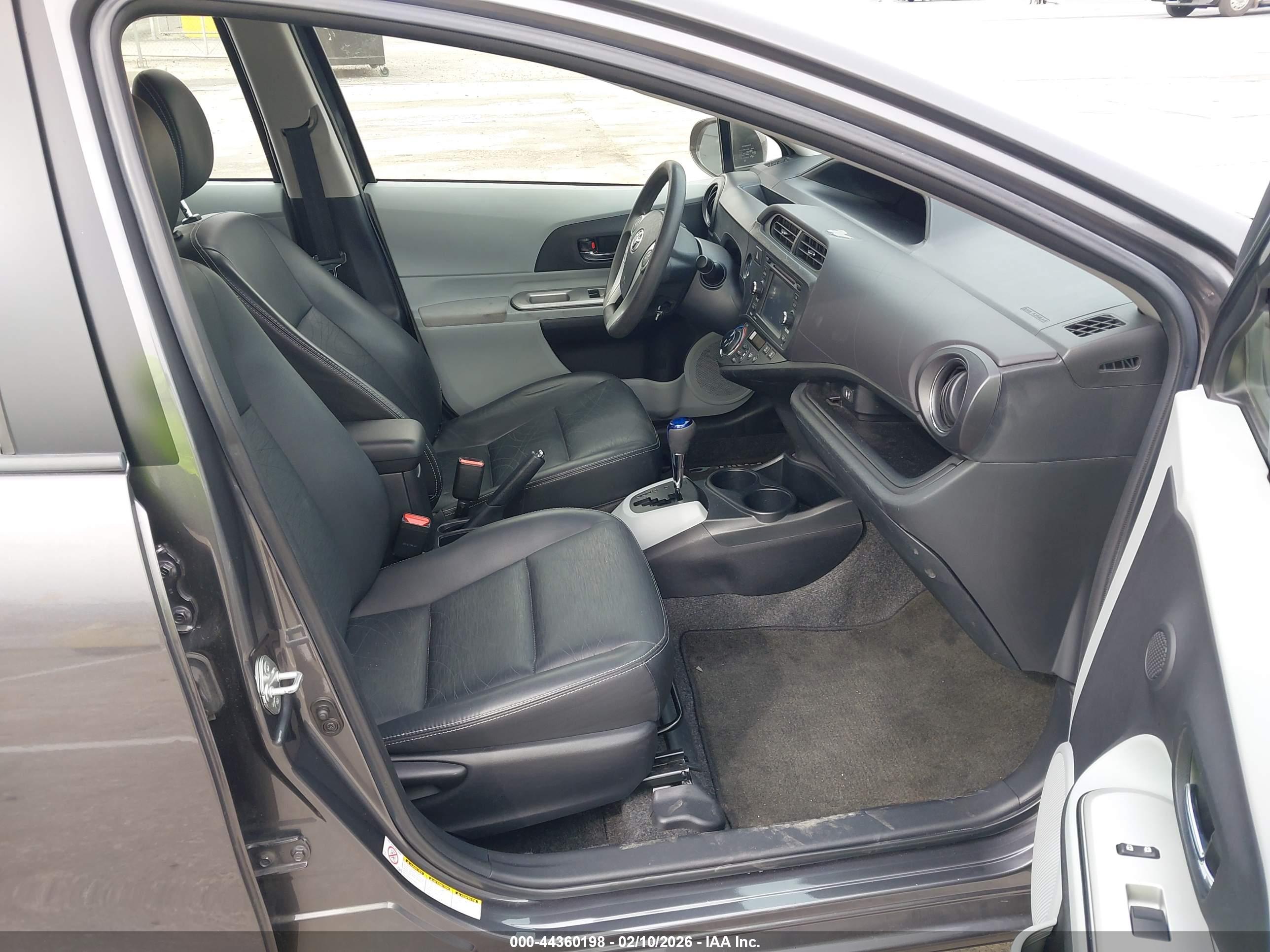 TOYOTA PRIUS image 5