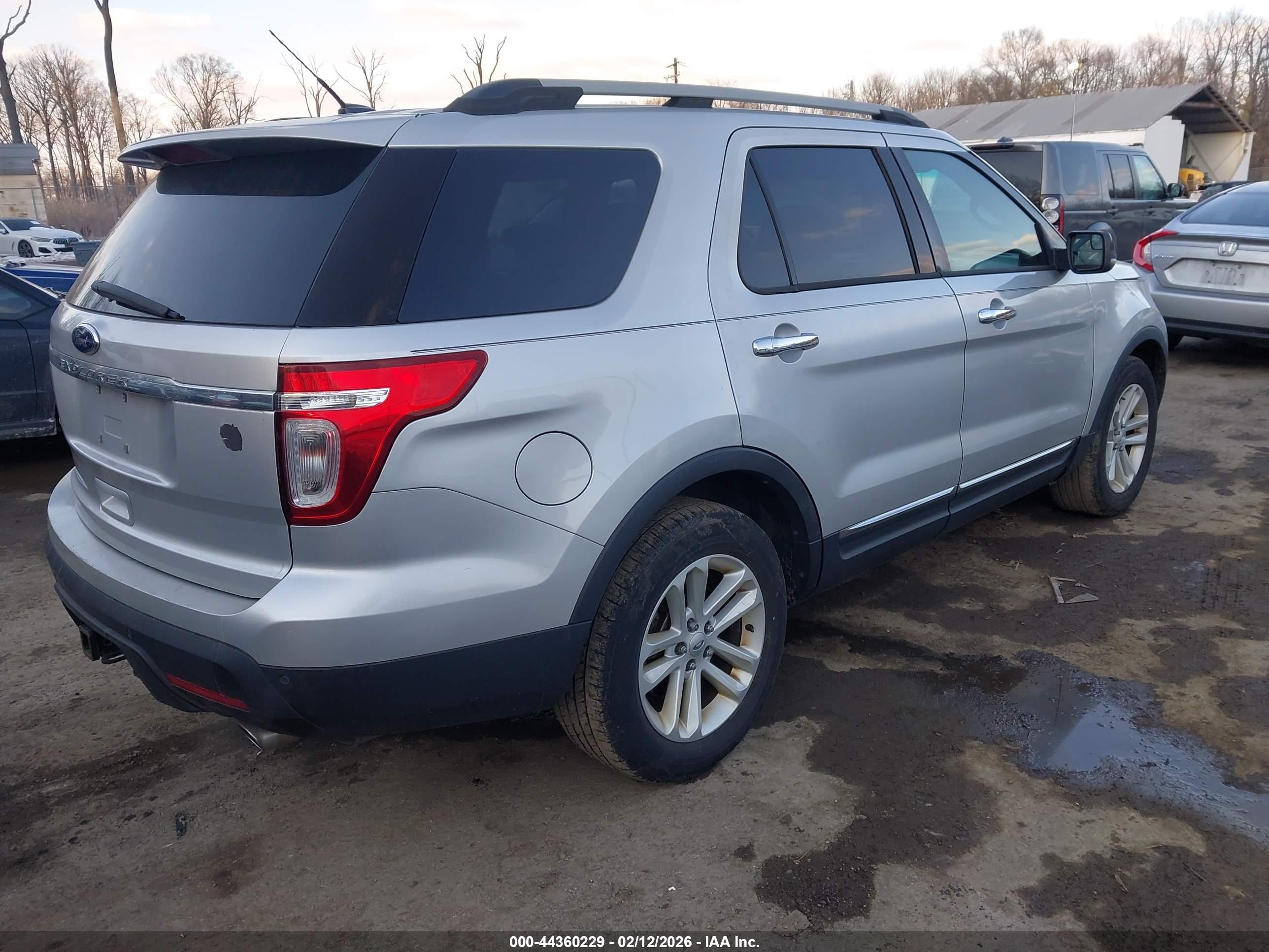 FORD EXPLORER image 4