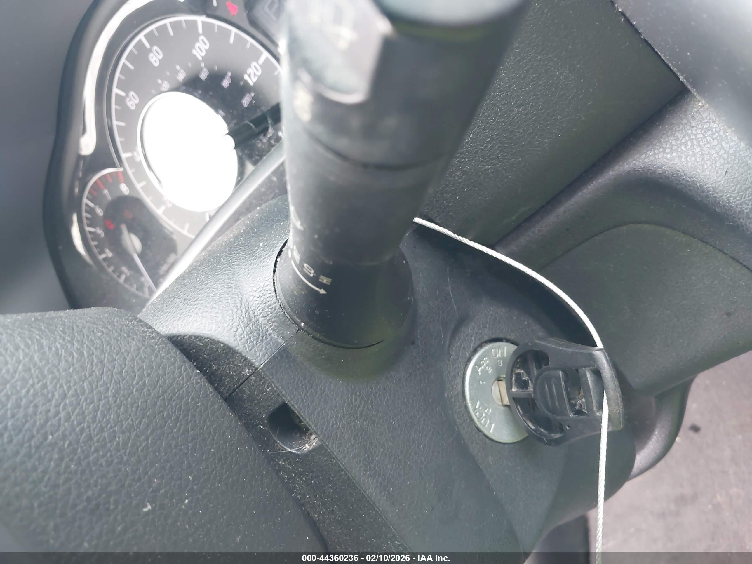NISSAN VERSA image 11