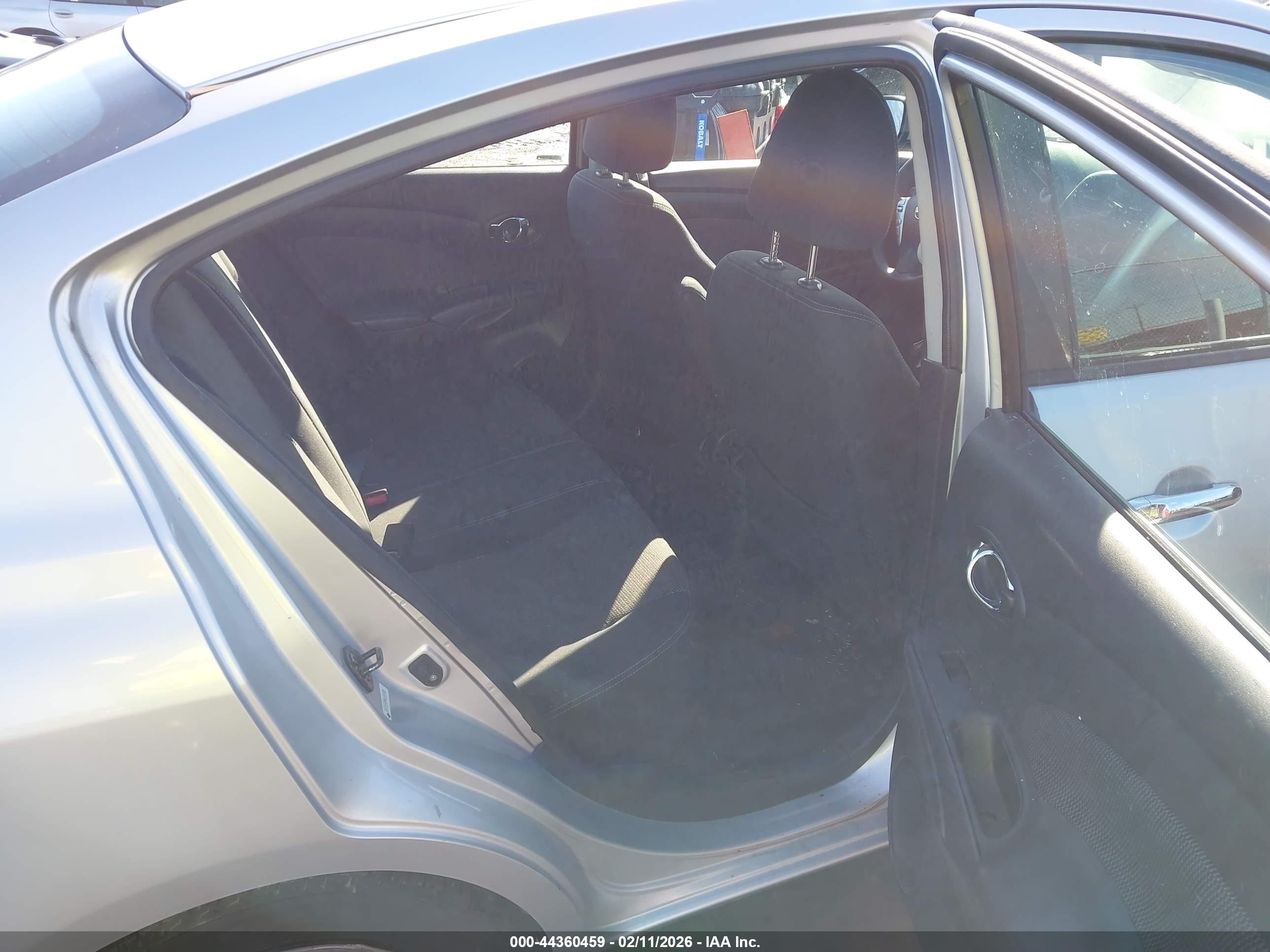 NISSAN VERSA image 8