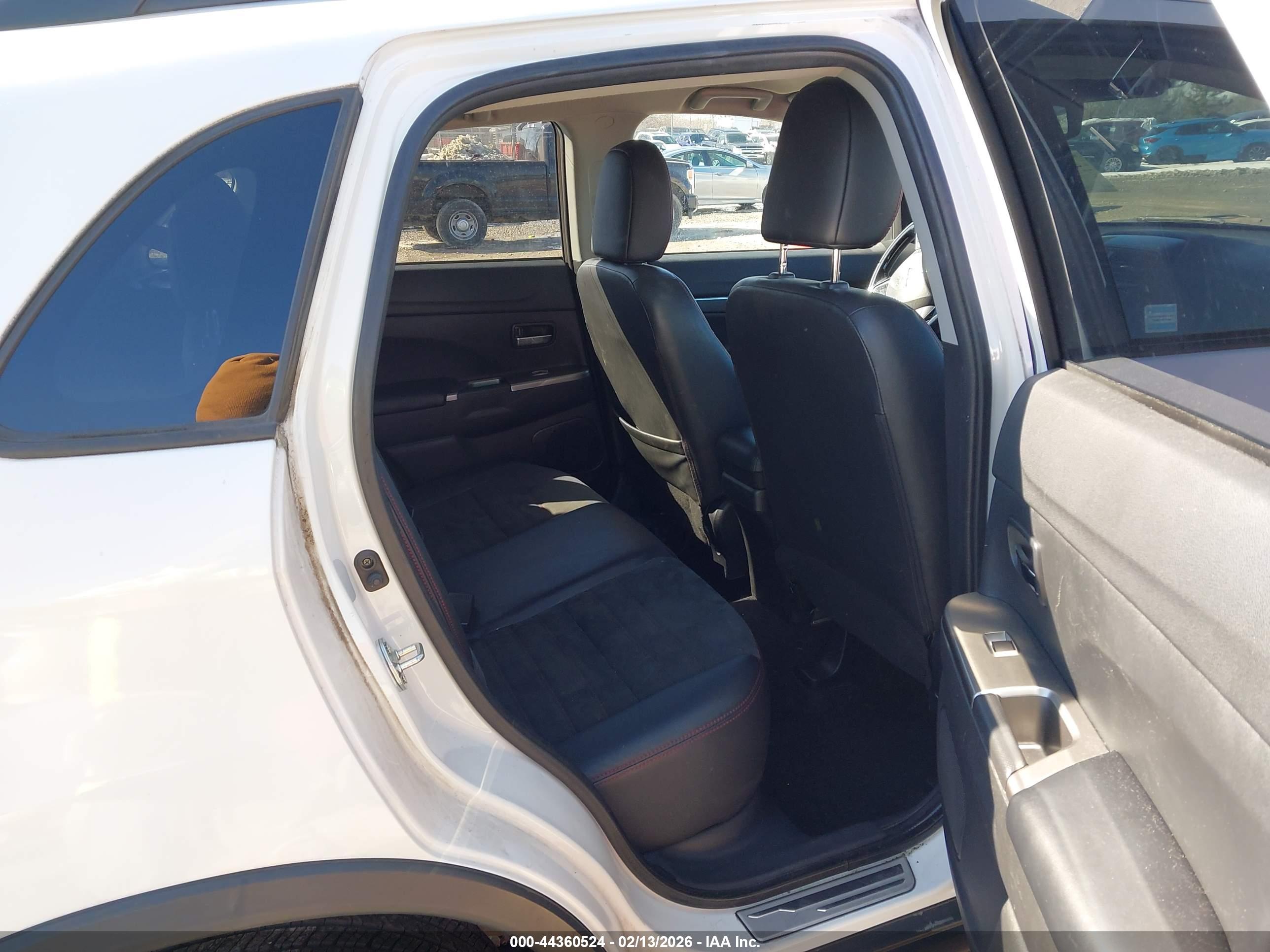 MITSUBISHI OUTLANDER image 8