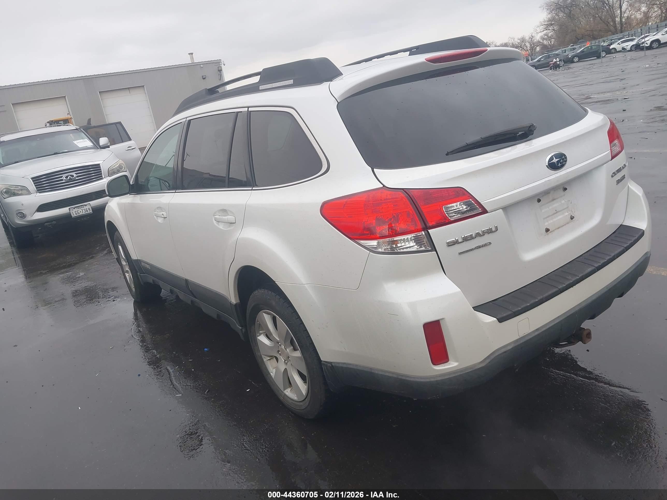 SUBARU OUTBACK image 3