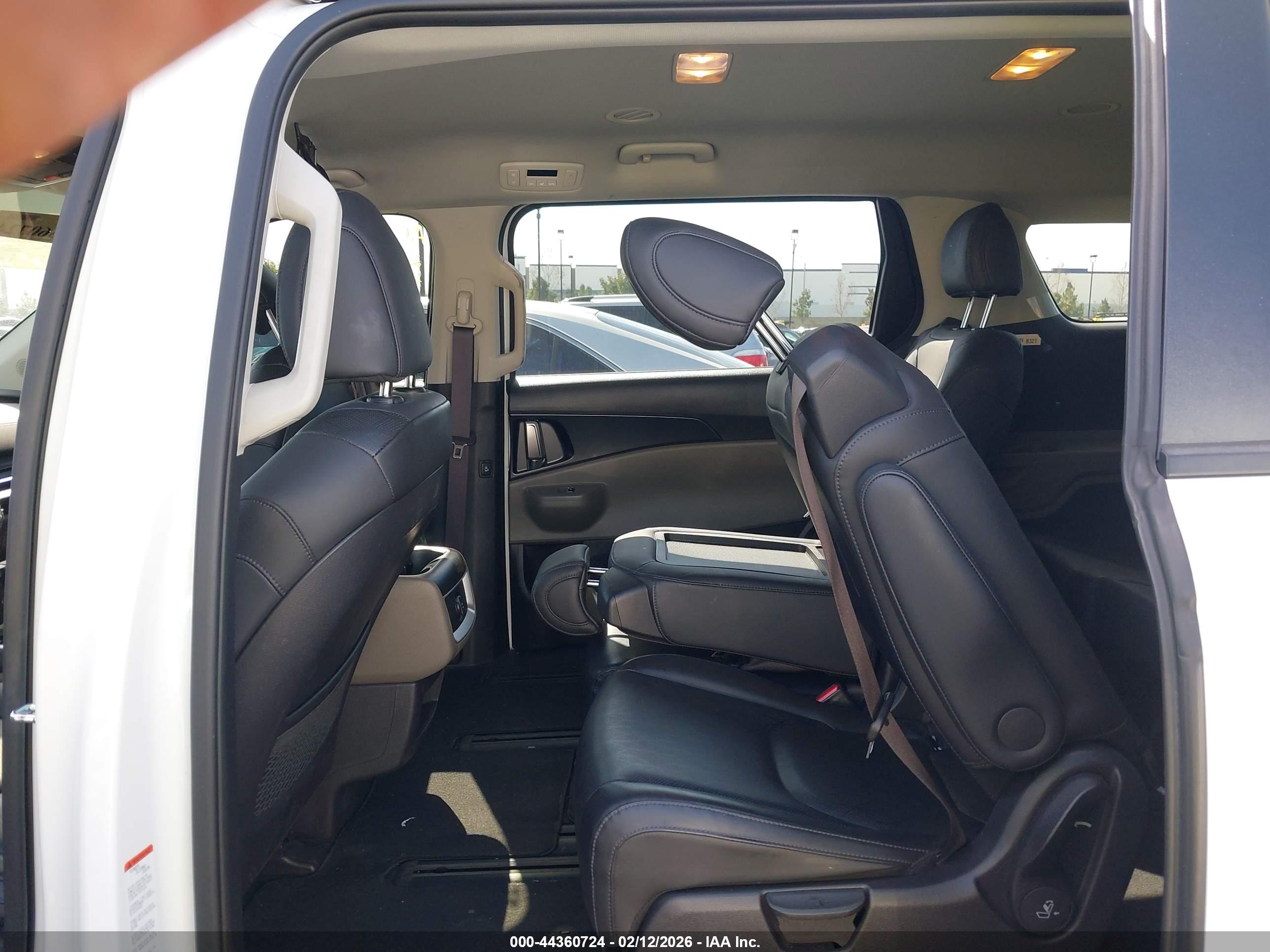 KIA CARNIVAL image 8