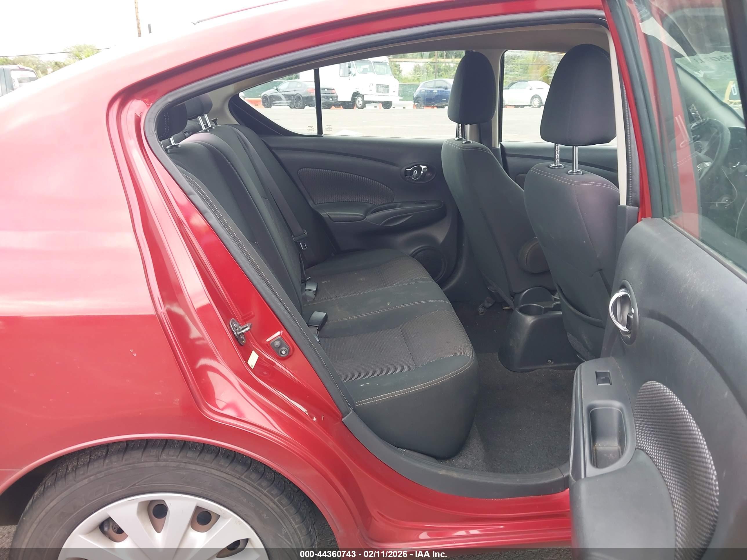 NISSAN VERSA image 8