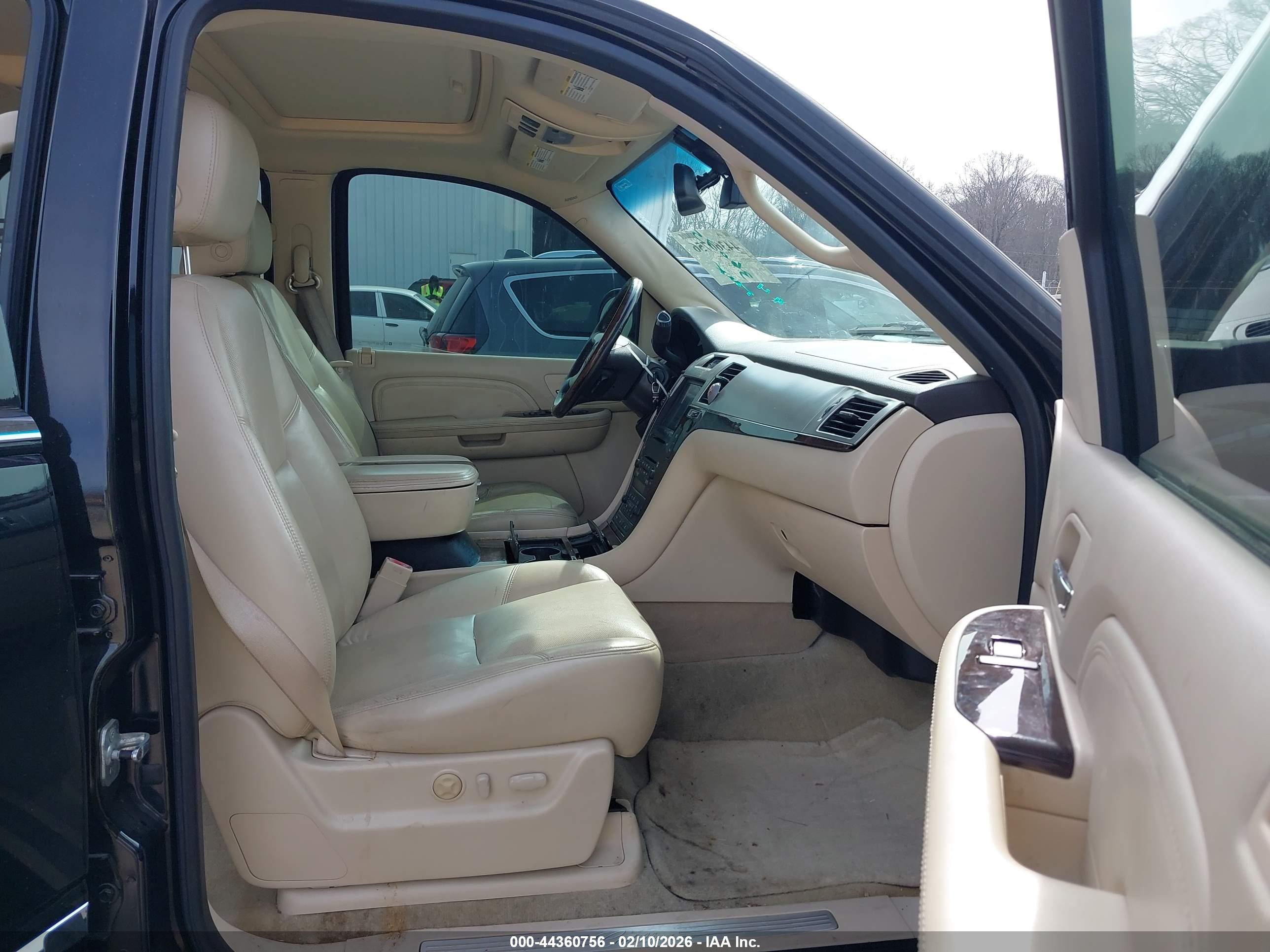CADILLAC ESCALADE image 5