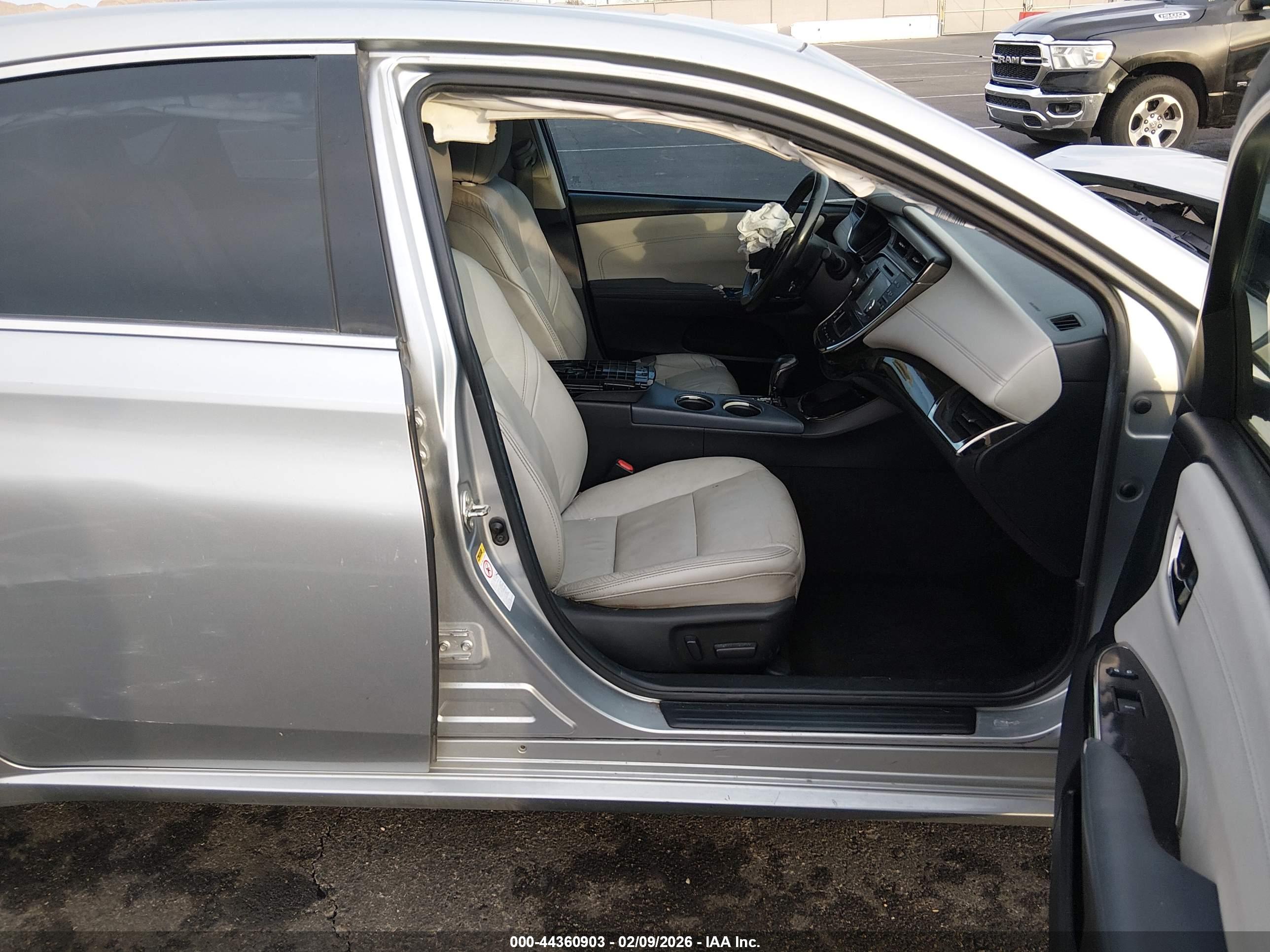 TOYOTA AVALON image 5
