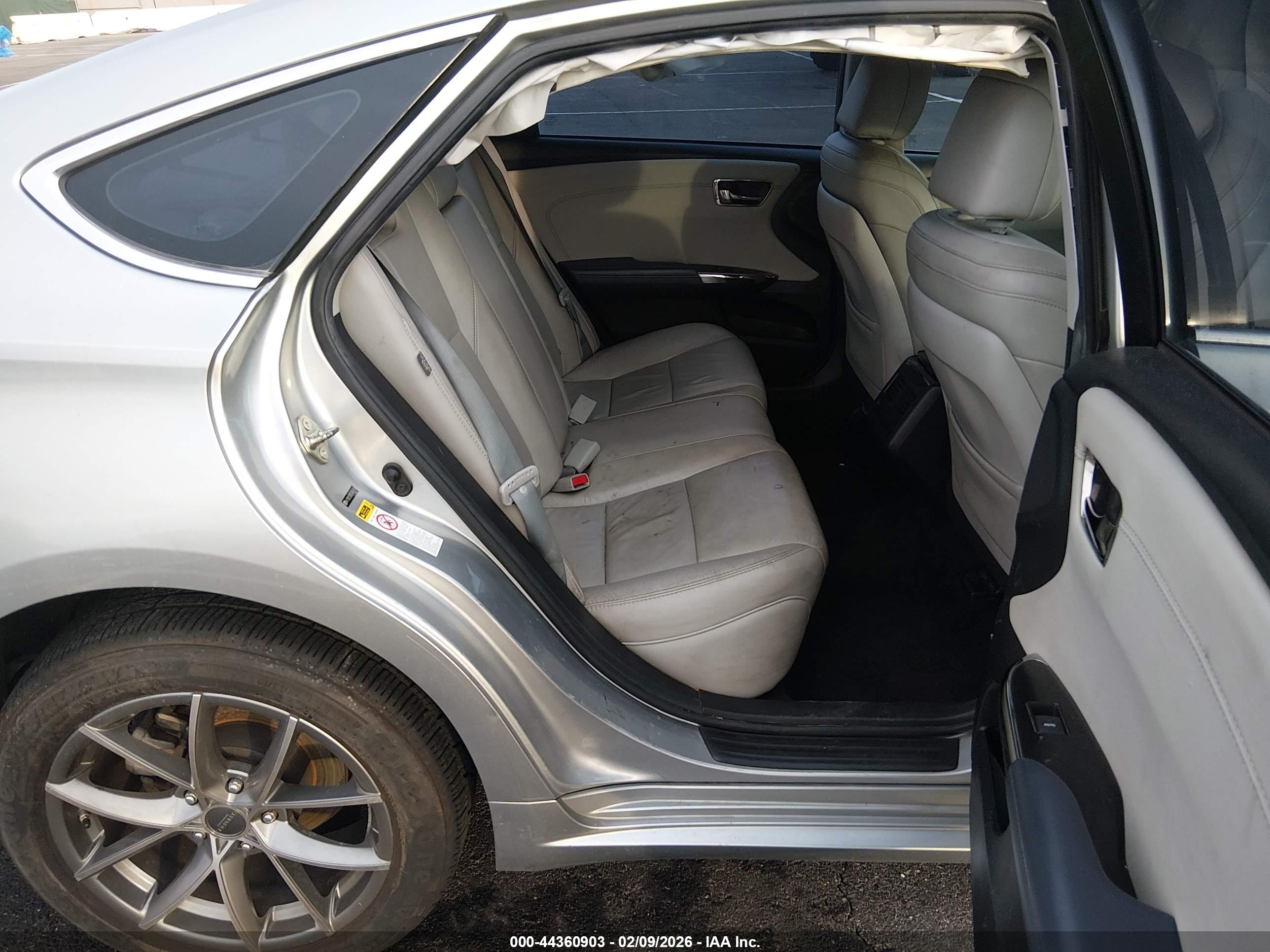 TOYOTA AVALON image 8