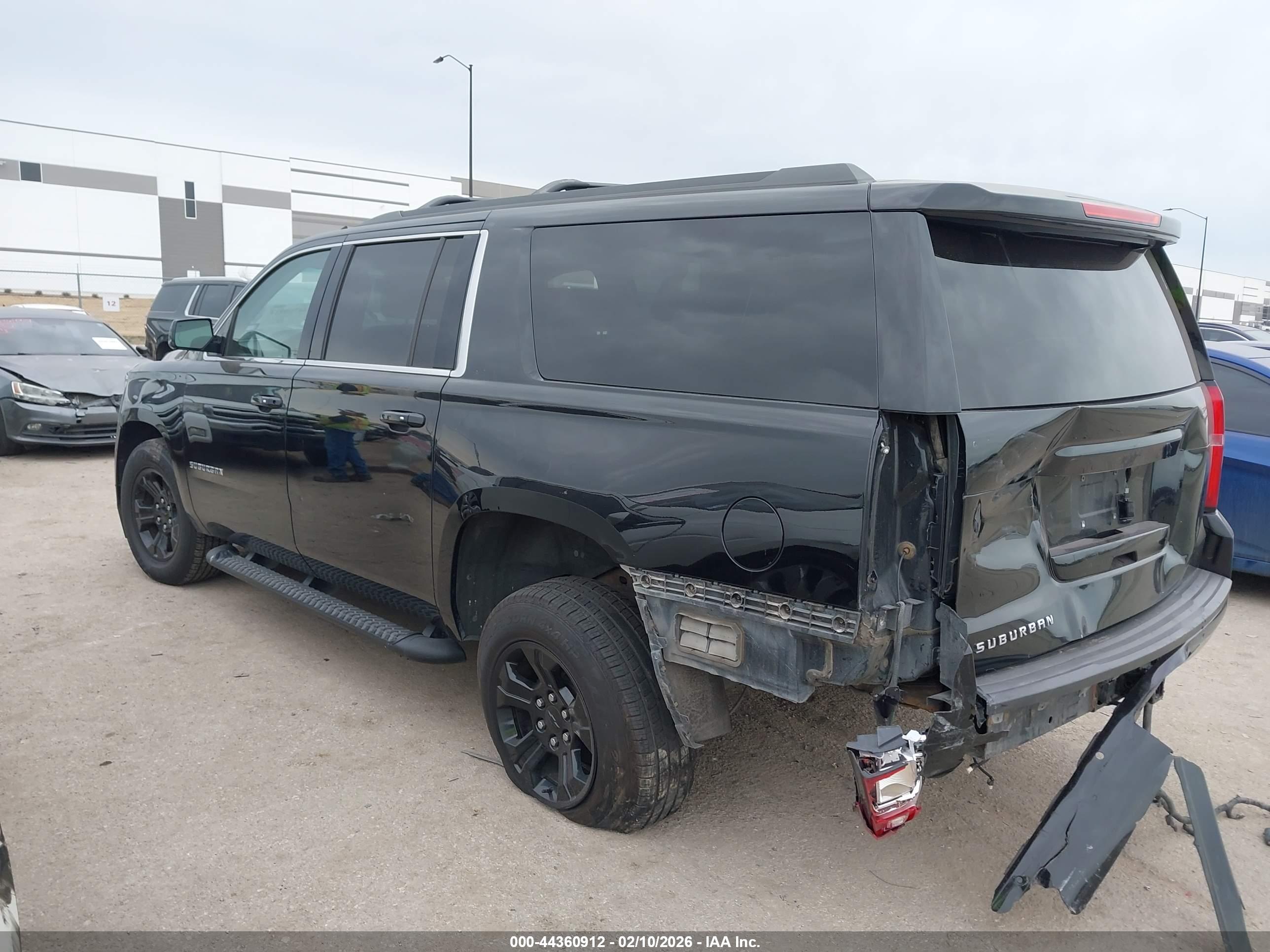 CHEVROLET SUBURBAN image 3