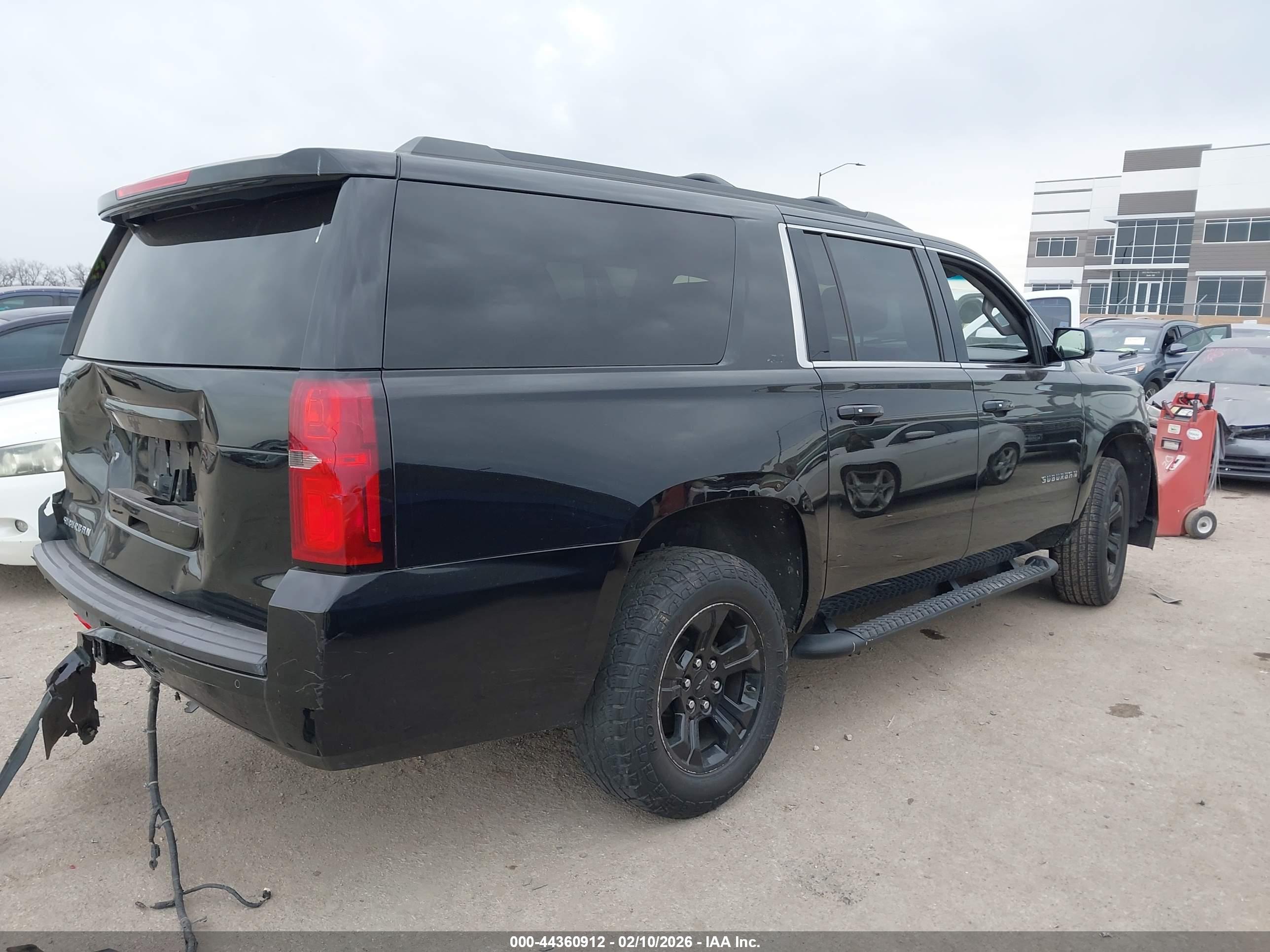 CHEVROLET SUBURBAN image 4