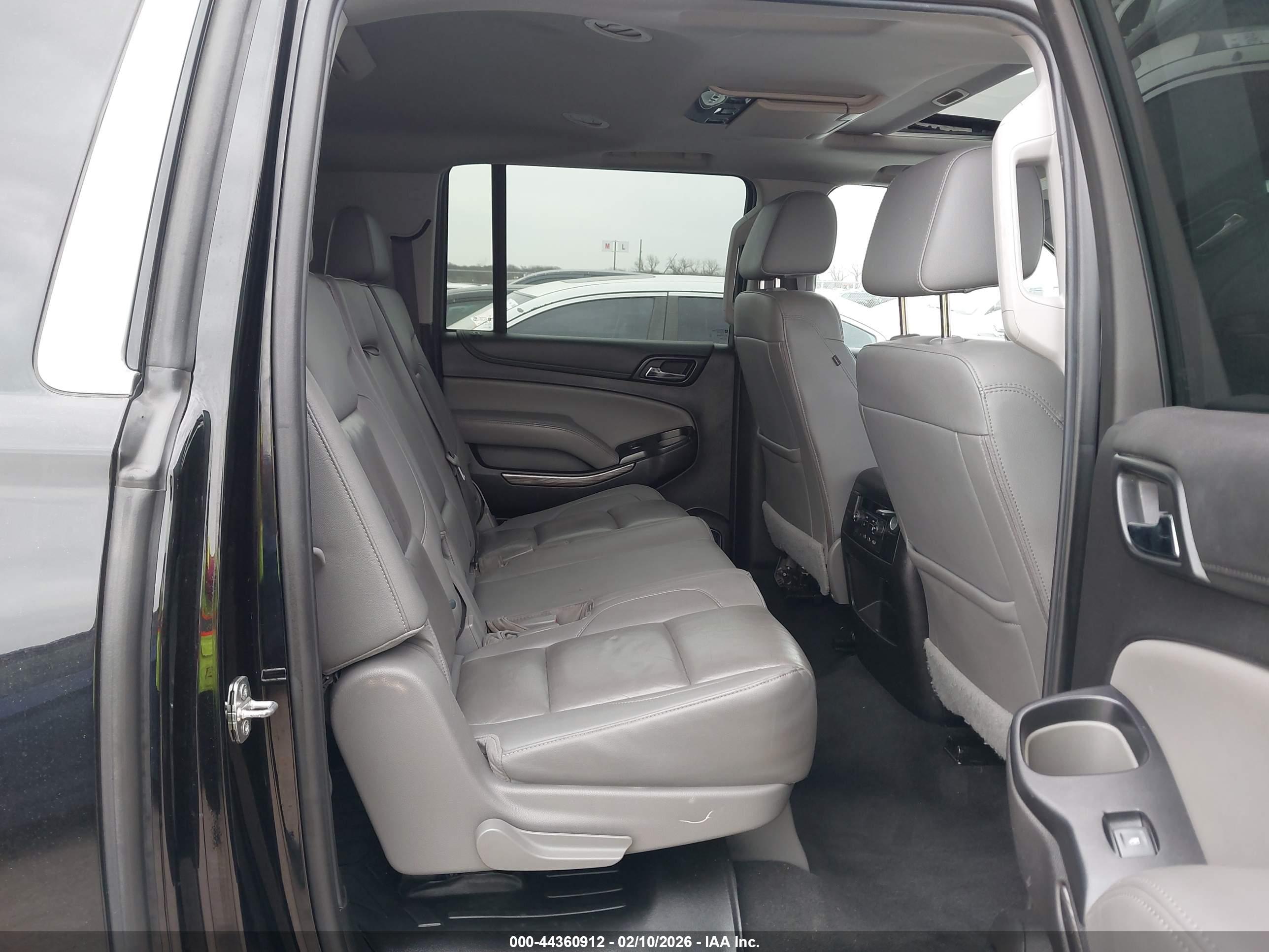CHEVROLET SUBURBAN image 8