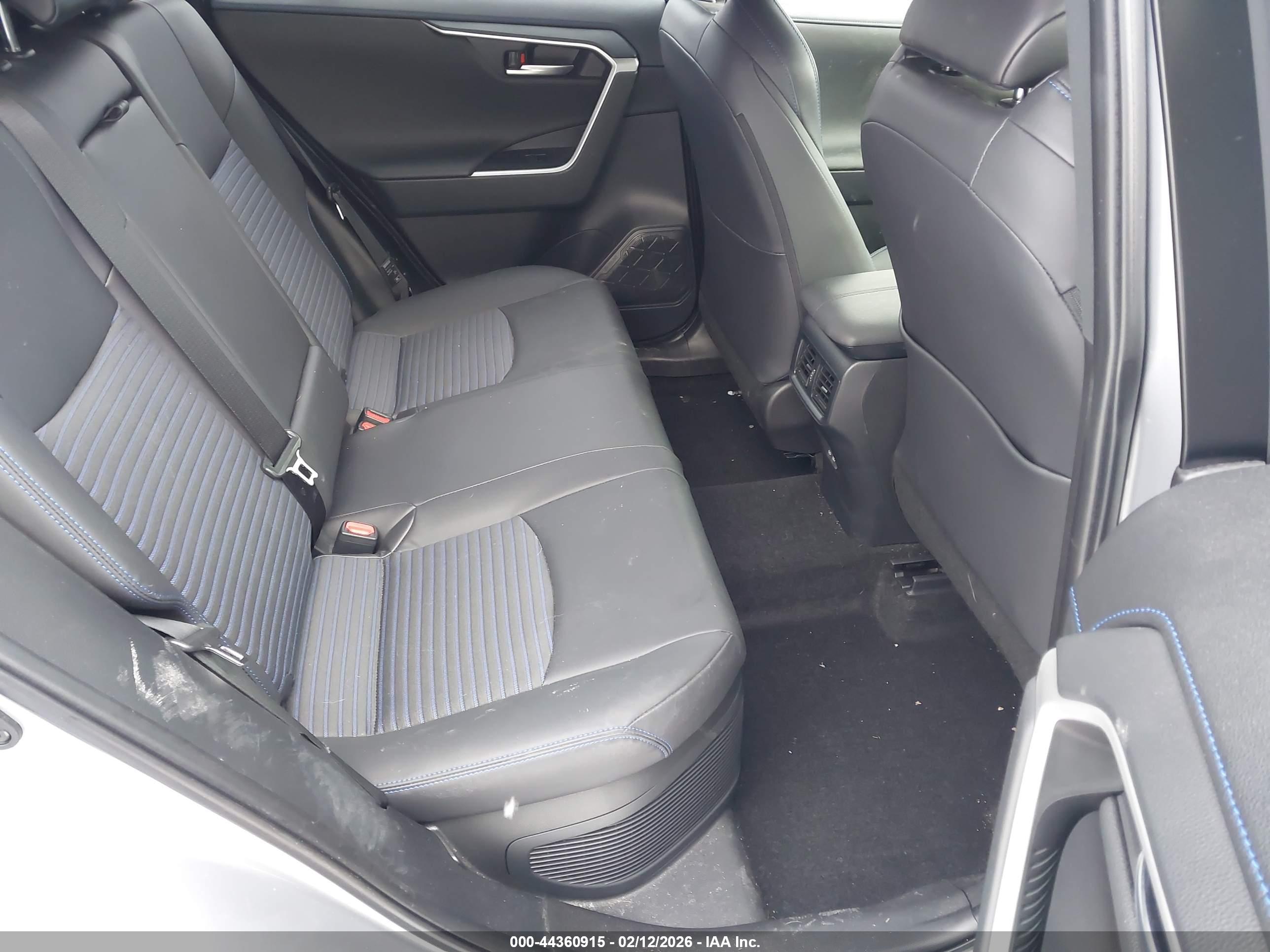 TOYOTA RAV4 image 8
