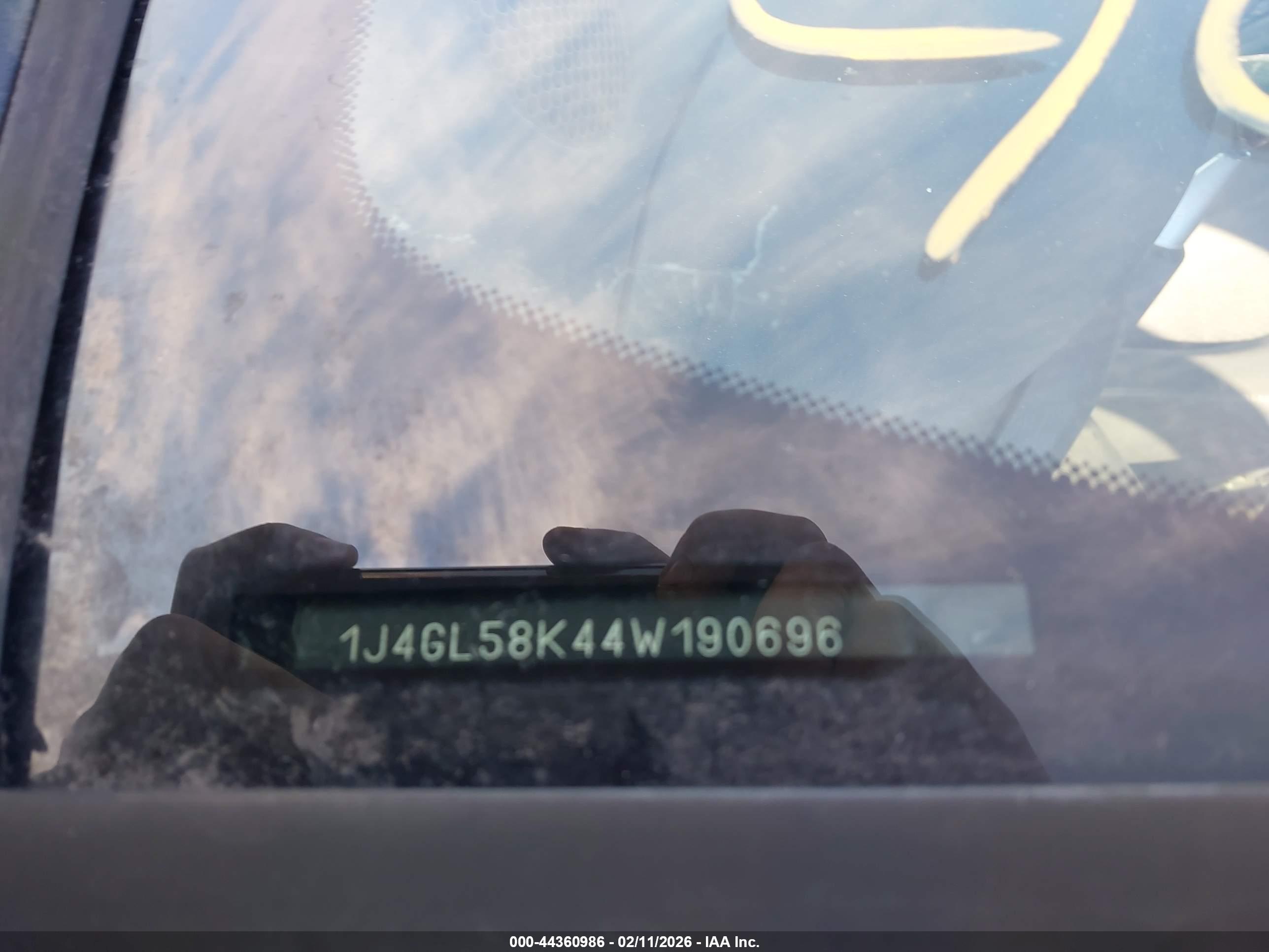 JEEP LIBERTY image 9