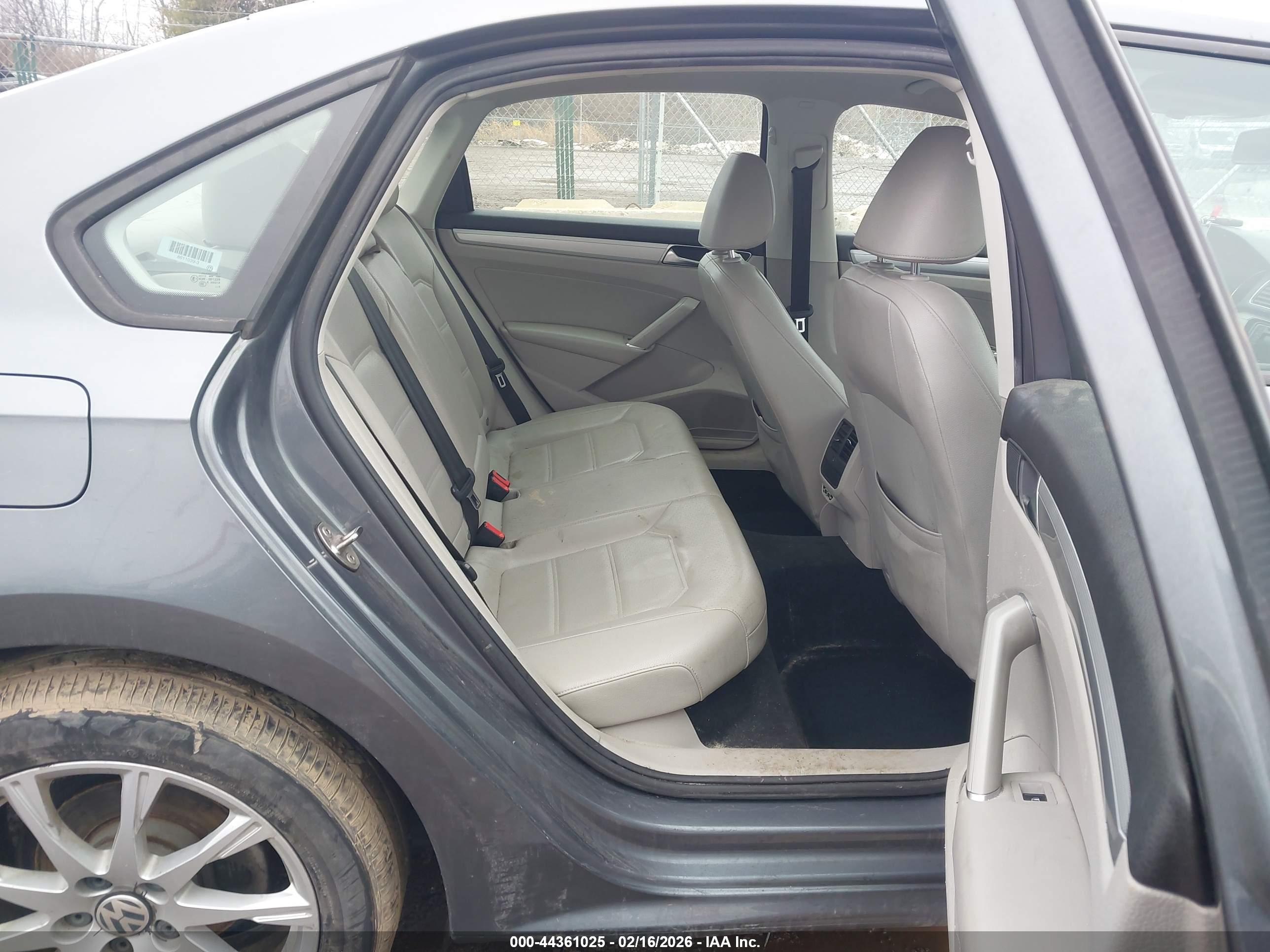 VOLKSWAGEN PASSAT image 8