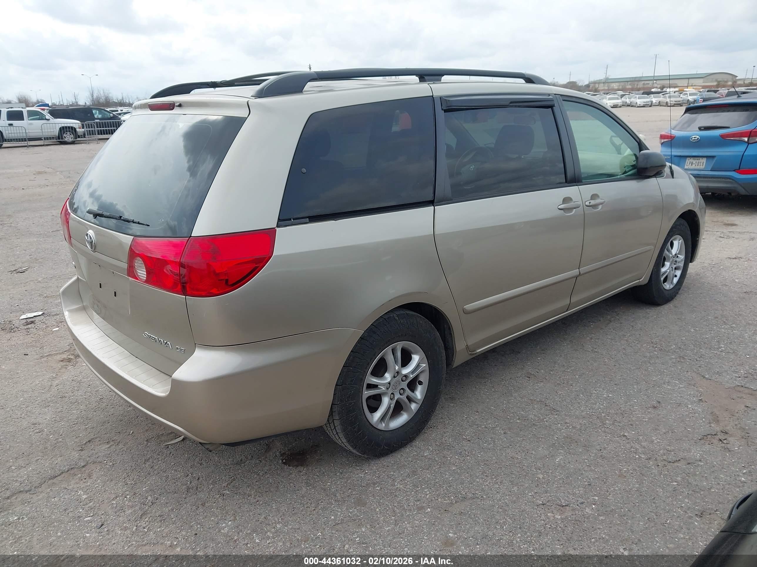 TOYOTA SIENNA image 4