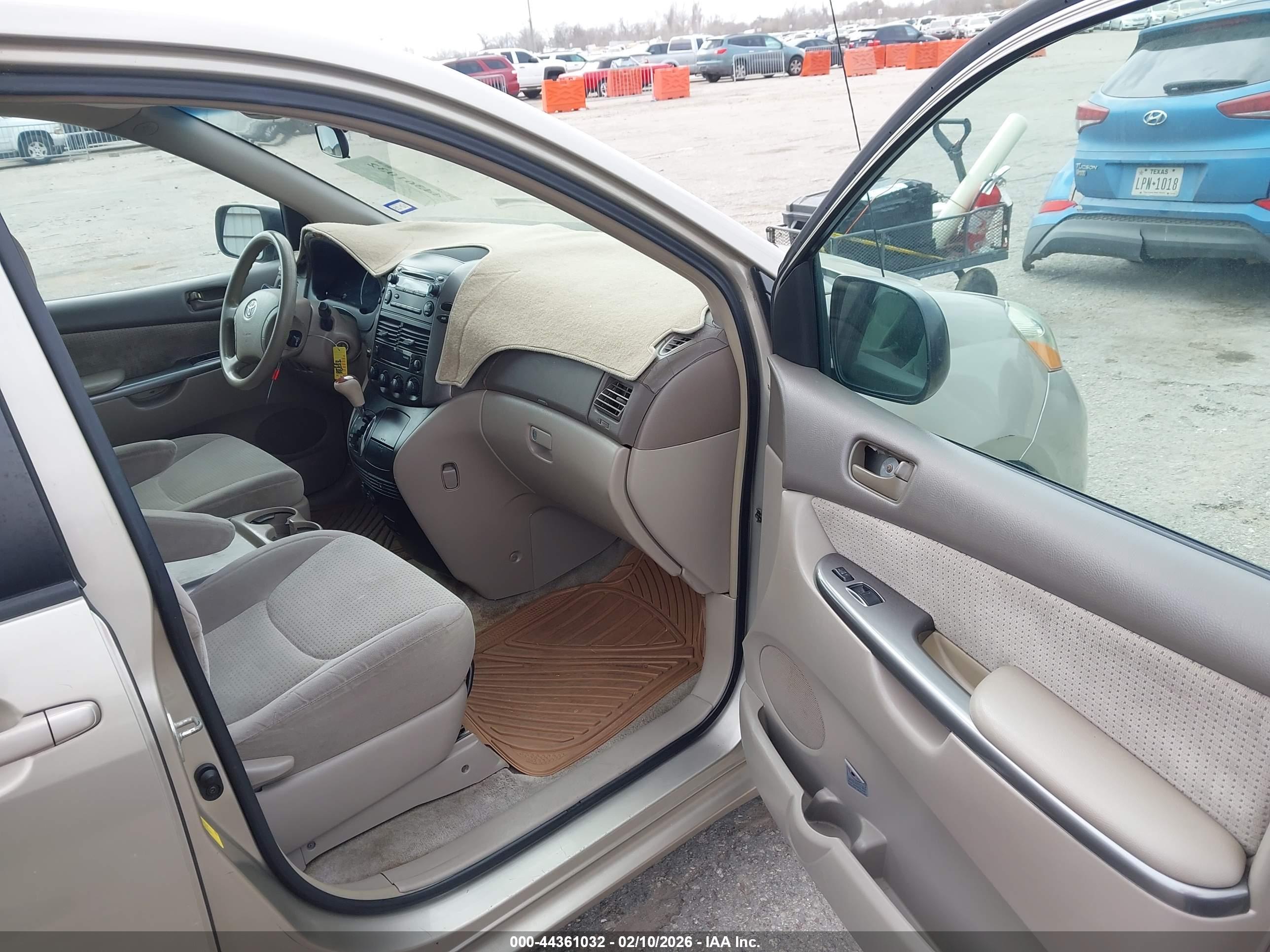 TOYOTA SIENNA image 5