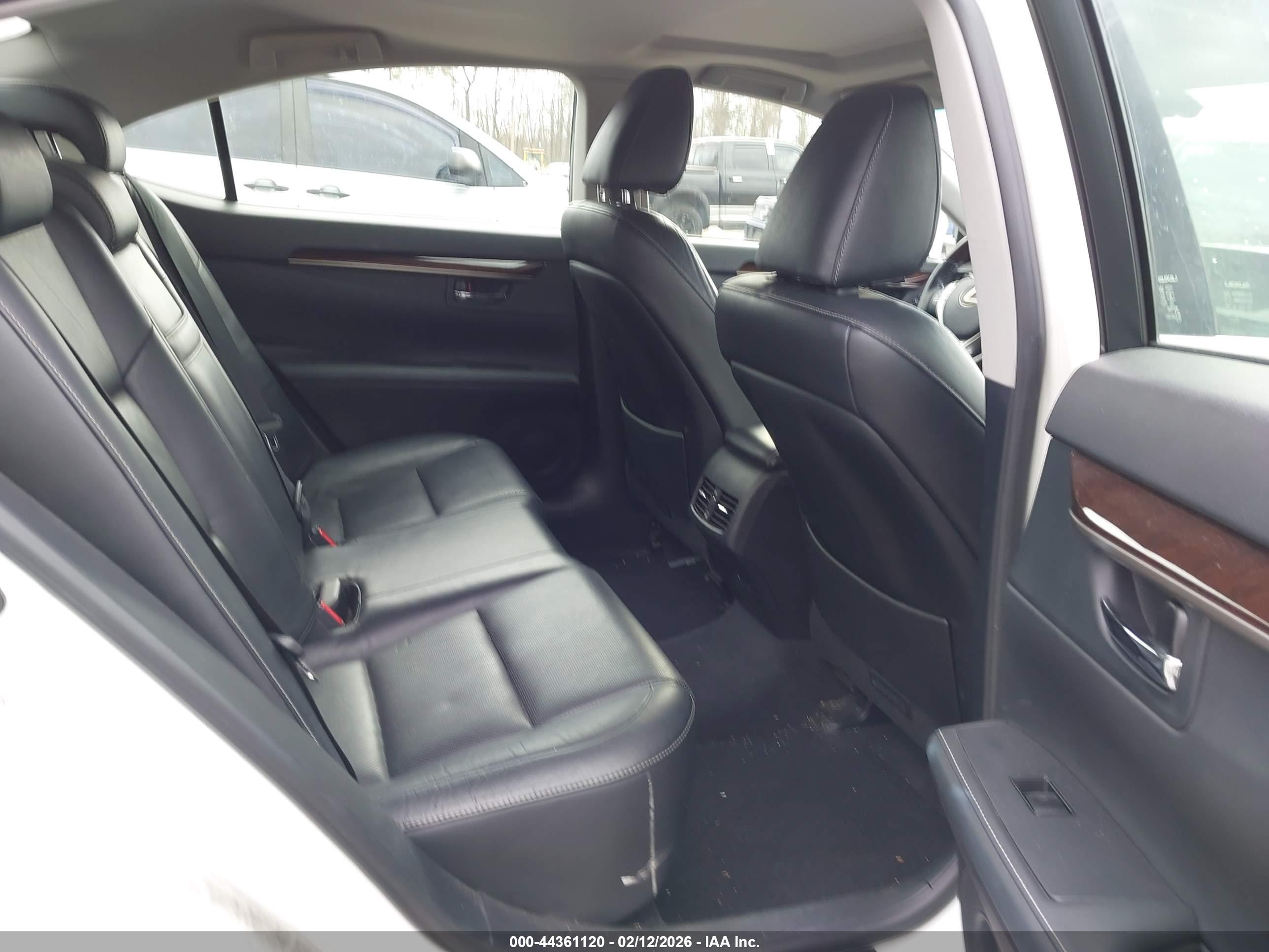 LEXUS ES image 8