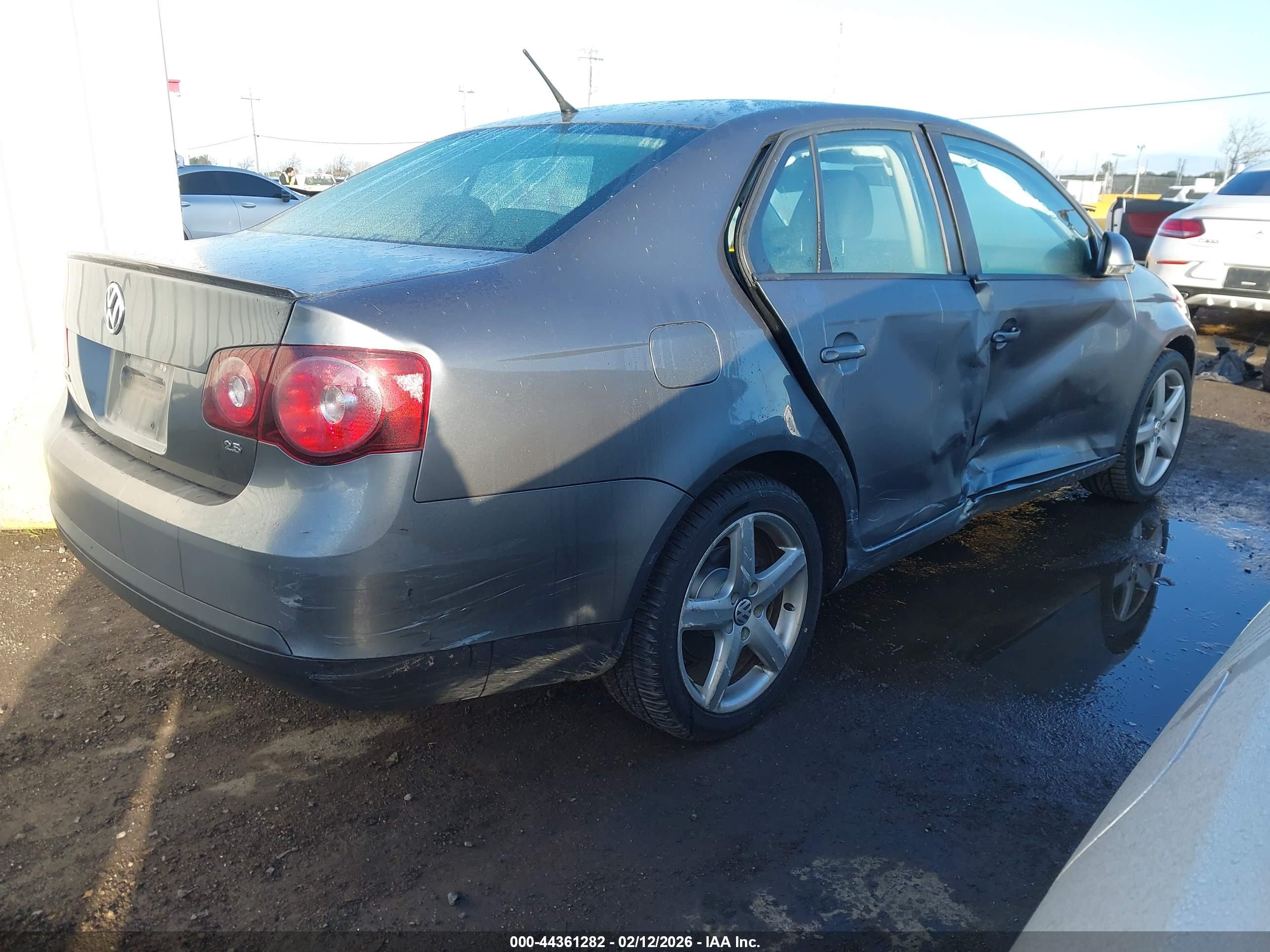 VOLKSWAGEN JETTA image 4
