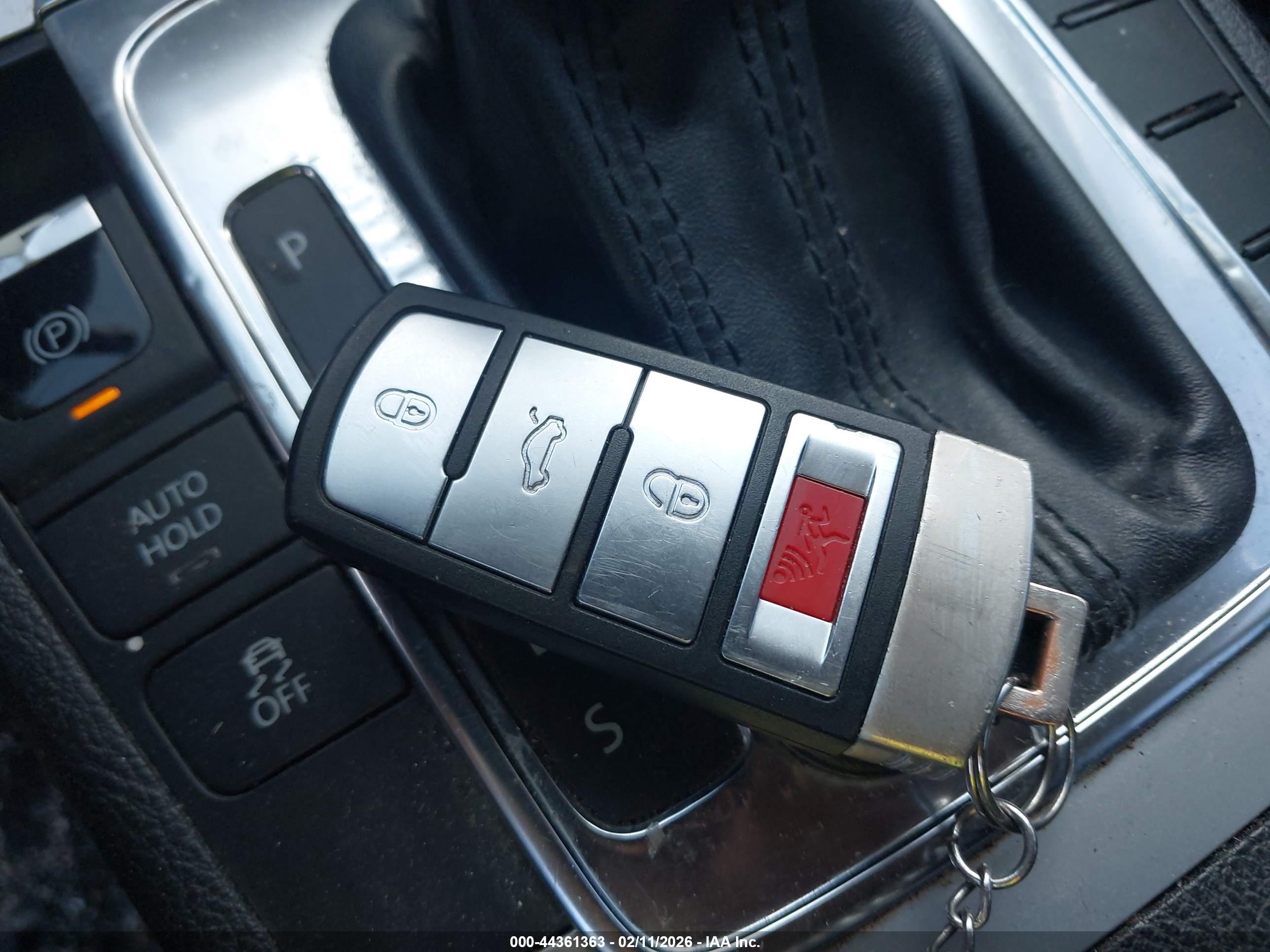 VOLKSWAGEN CC image 11