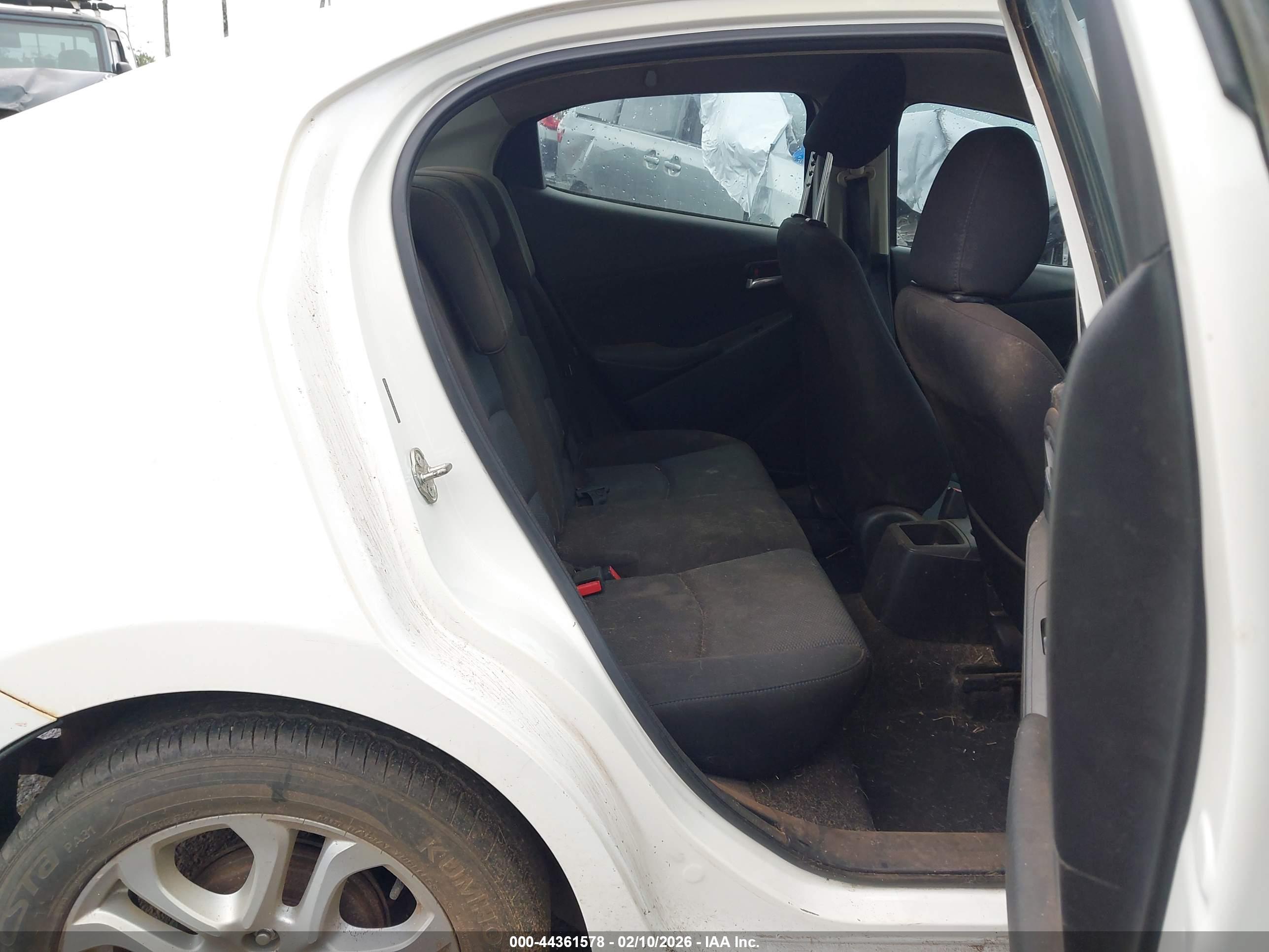 TOYOTA YARIS image 8