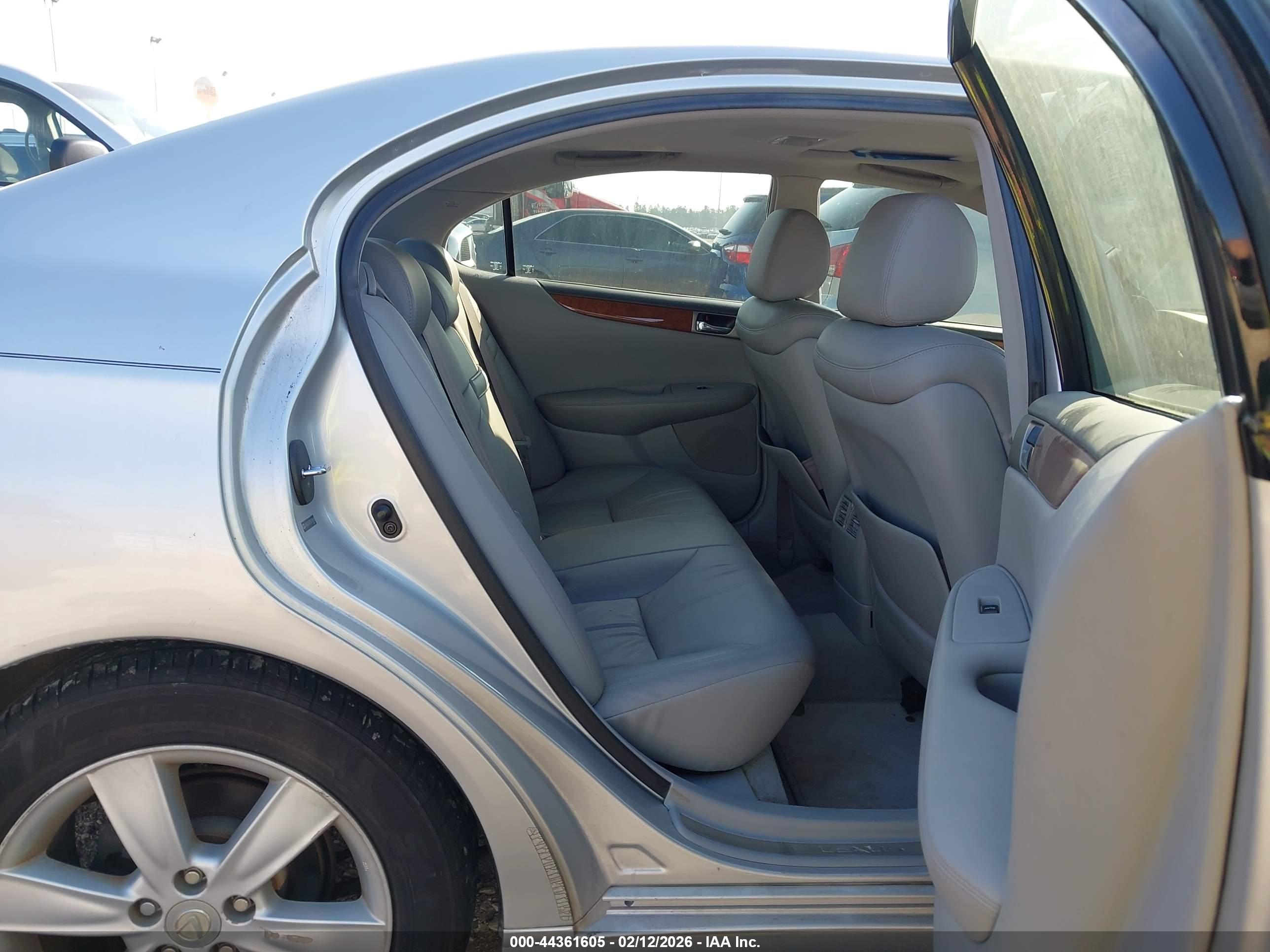 LEXUS ES image 8