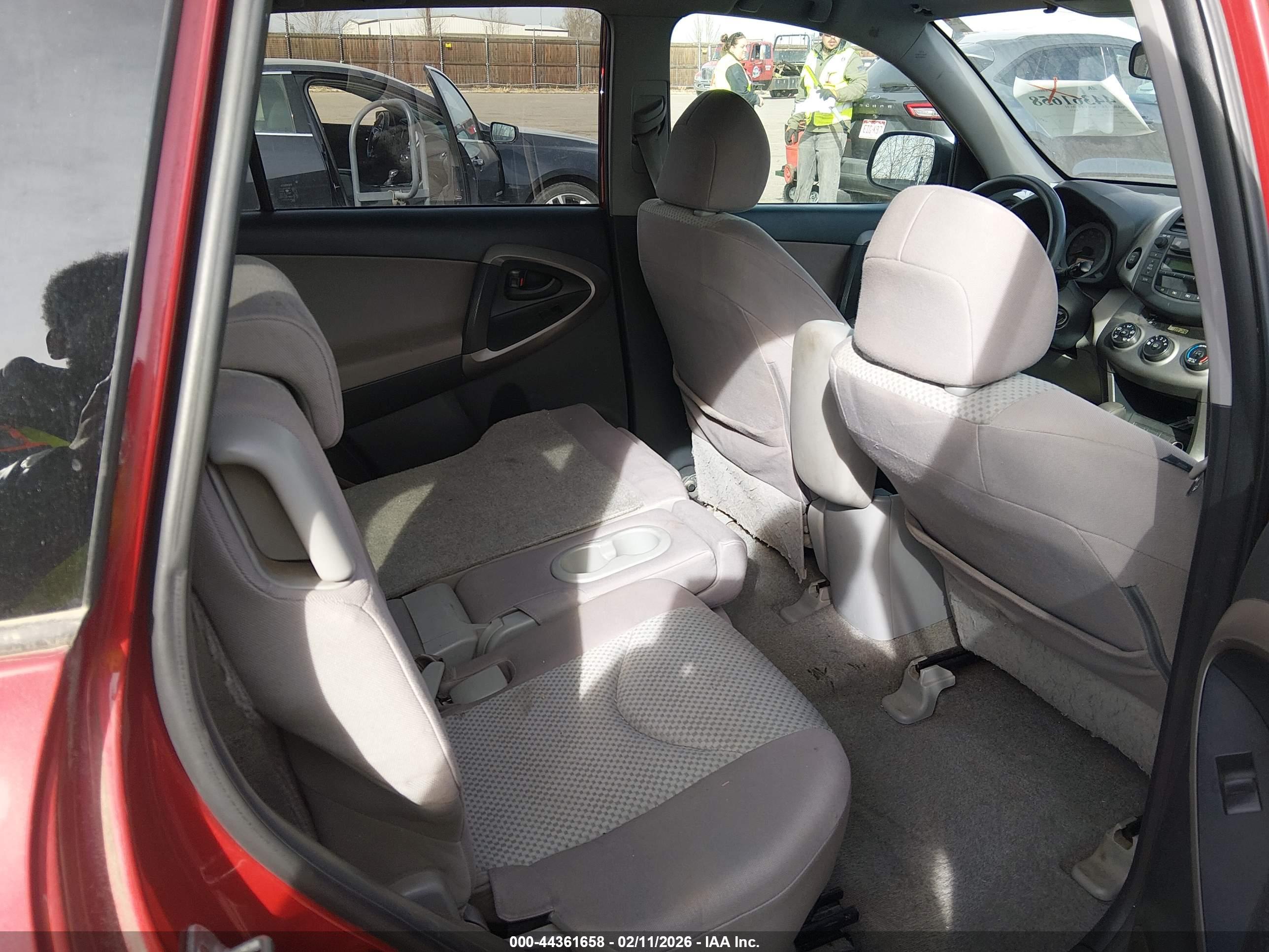 TOYOTA RAV4 image 8