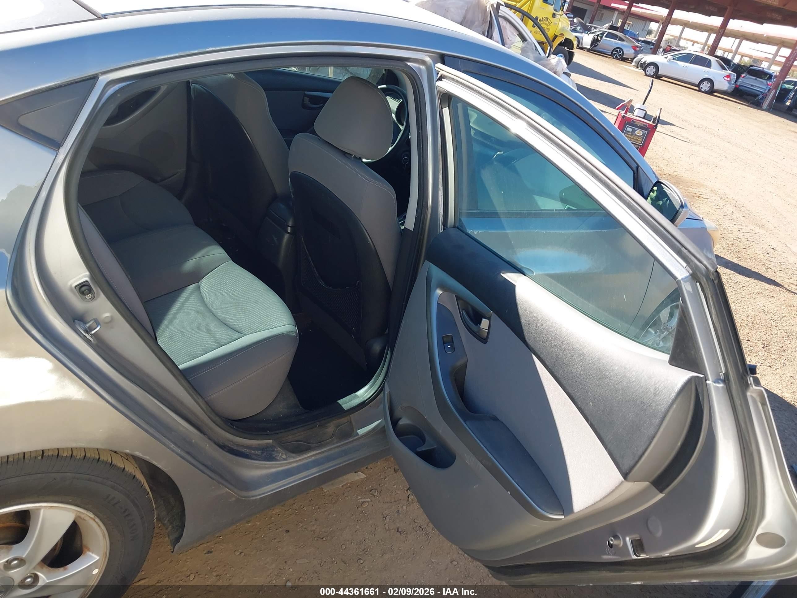 HYUNDAI ELANTRA image 8