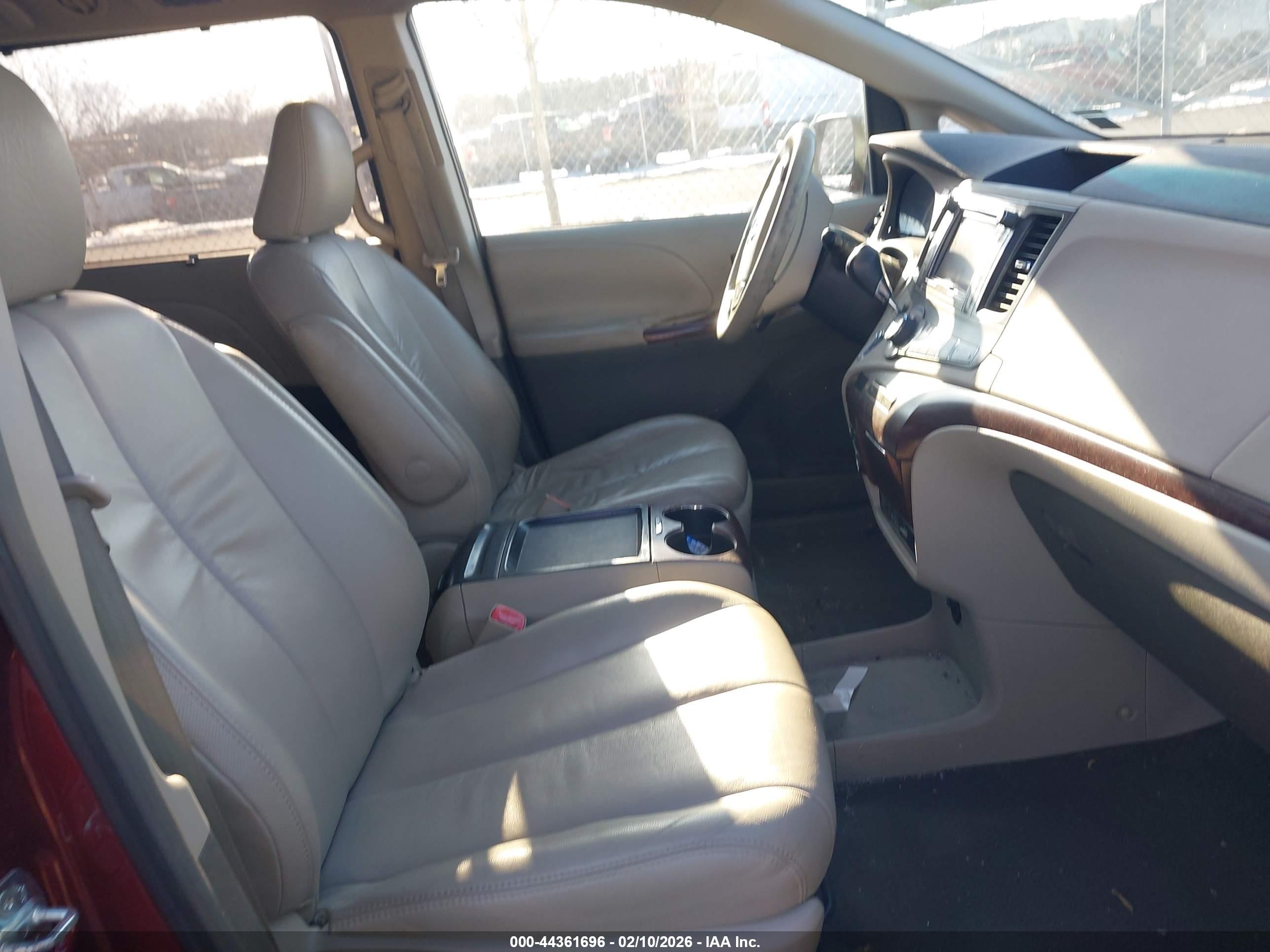 TOYOTA SIENNA image 5