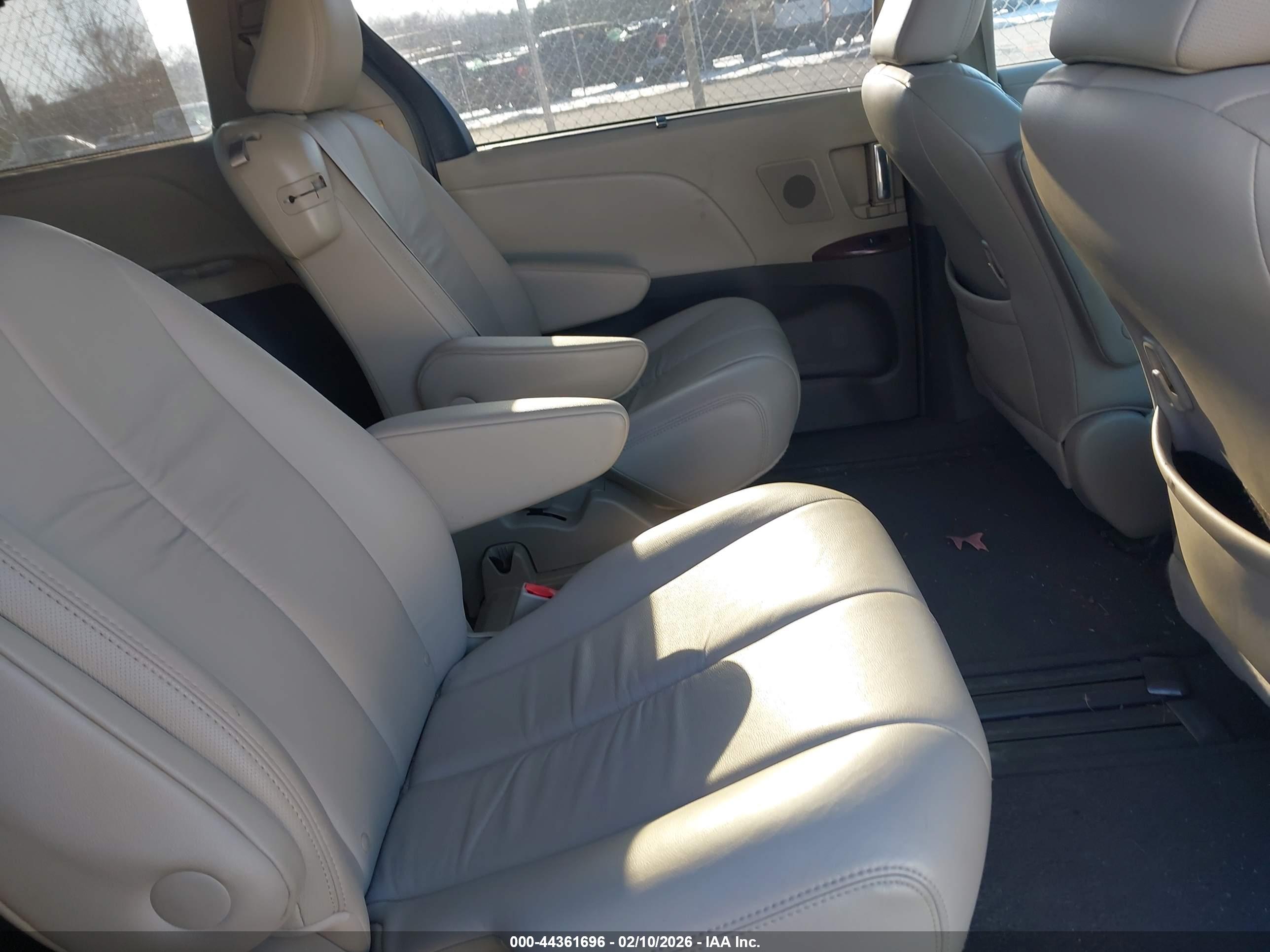 TOYOTA SIENNA image 8