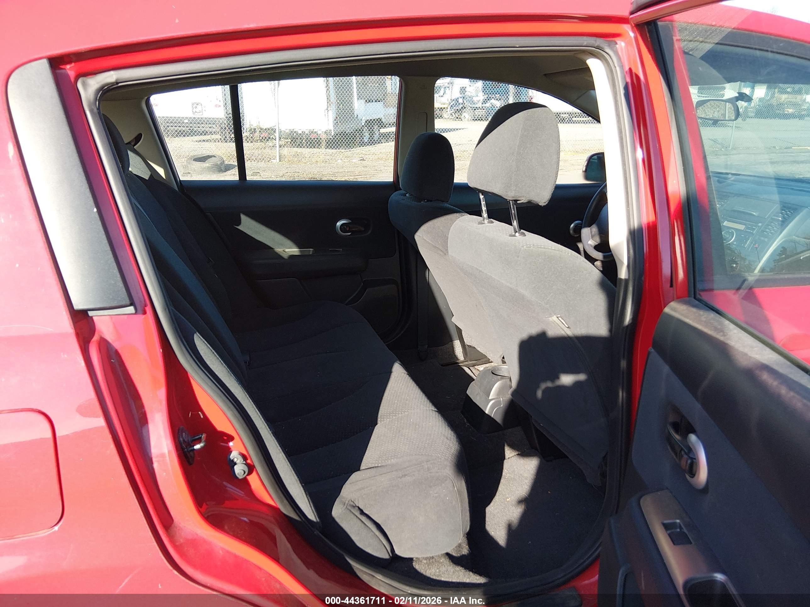 NISSAN VERSA image 8