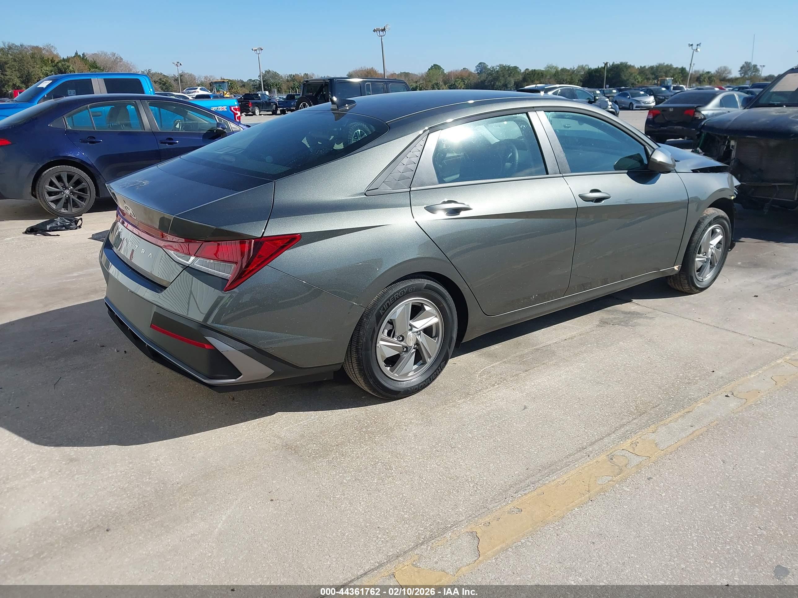 HYUNDAI ELANTRA image 4