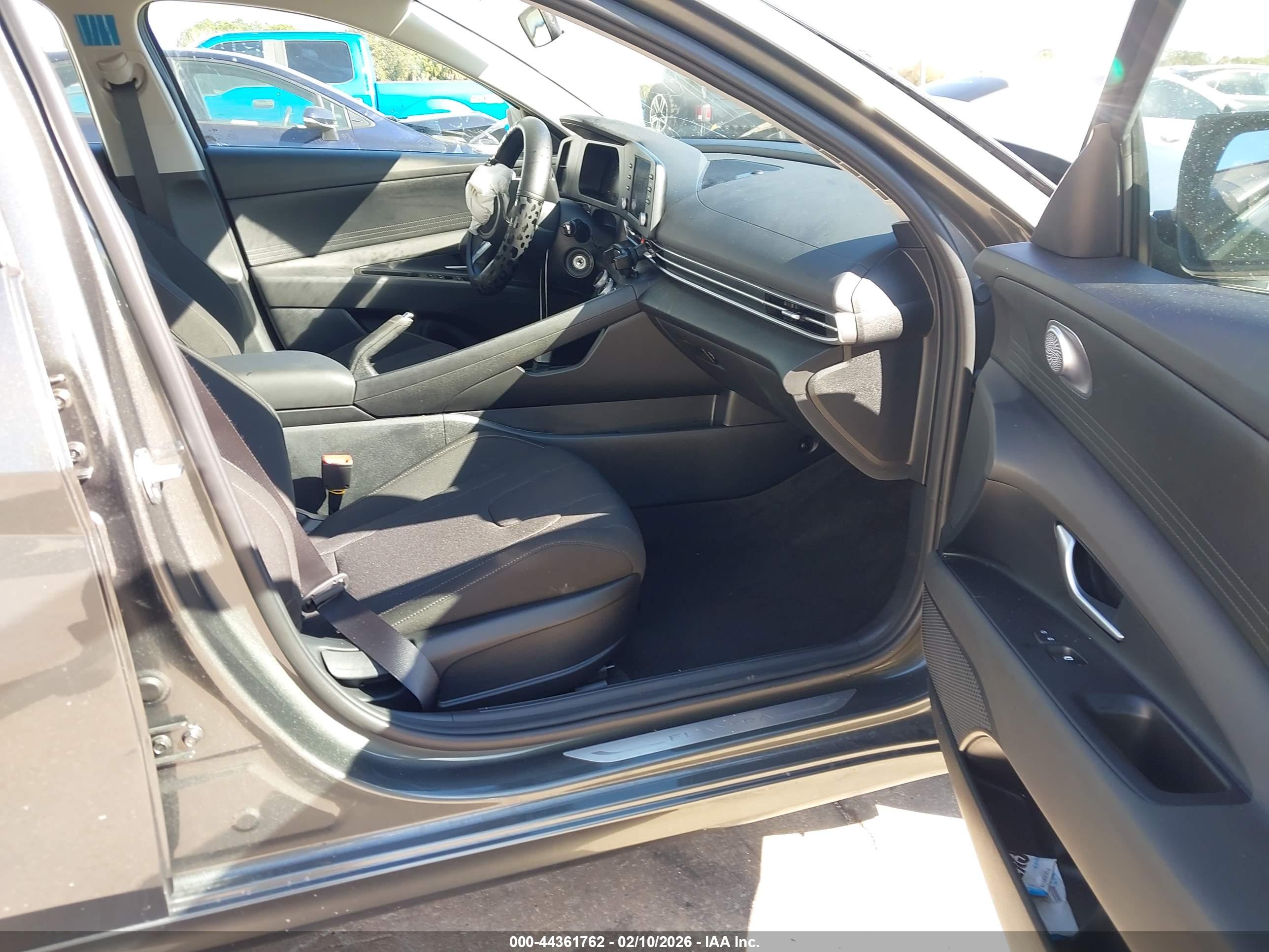 HYUNDAI ELANTRA image 5