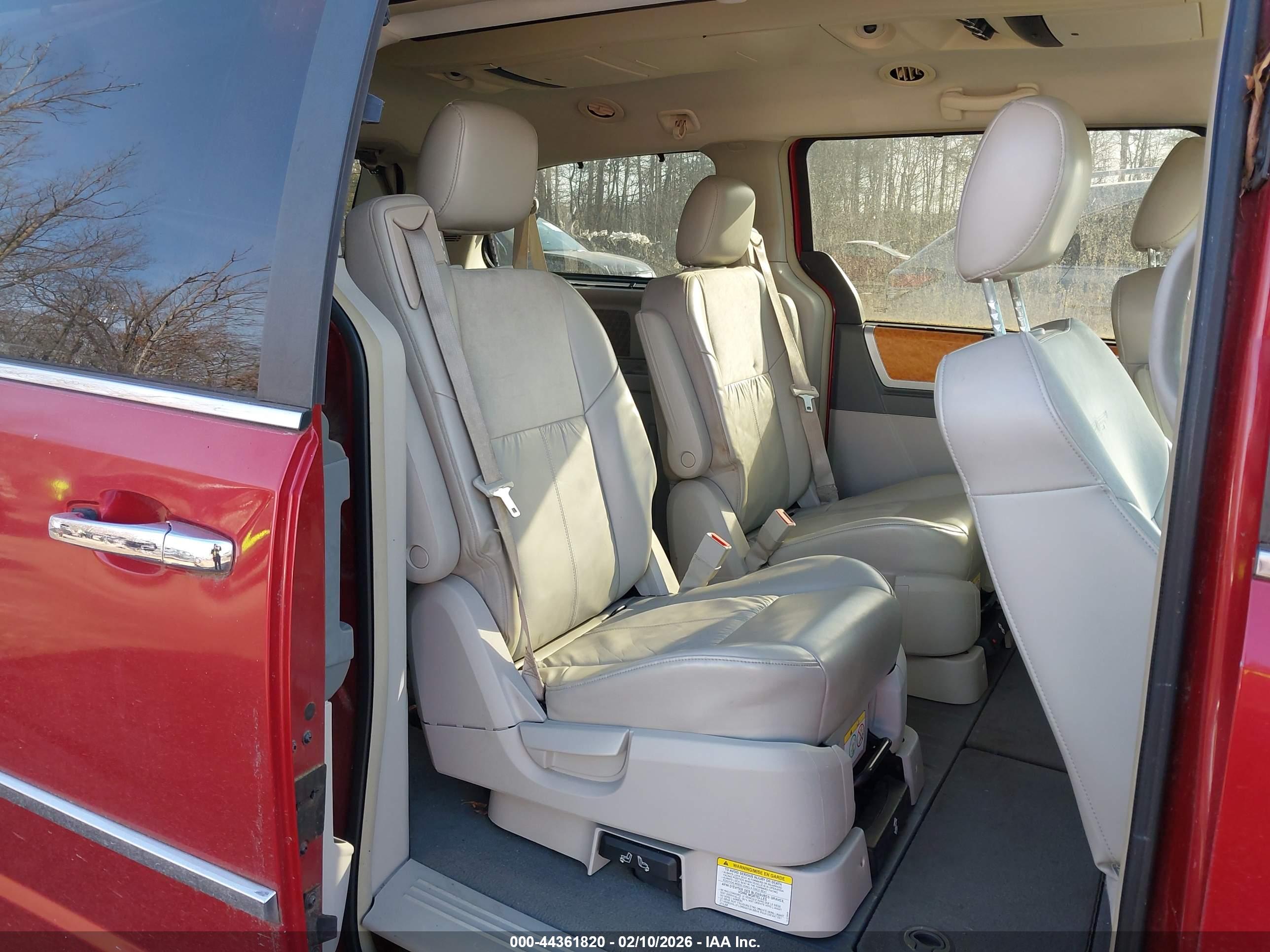 CHRYSLER TOWN image 8