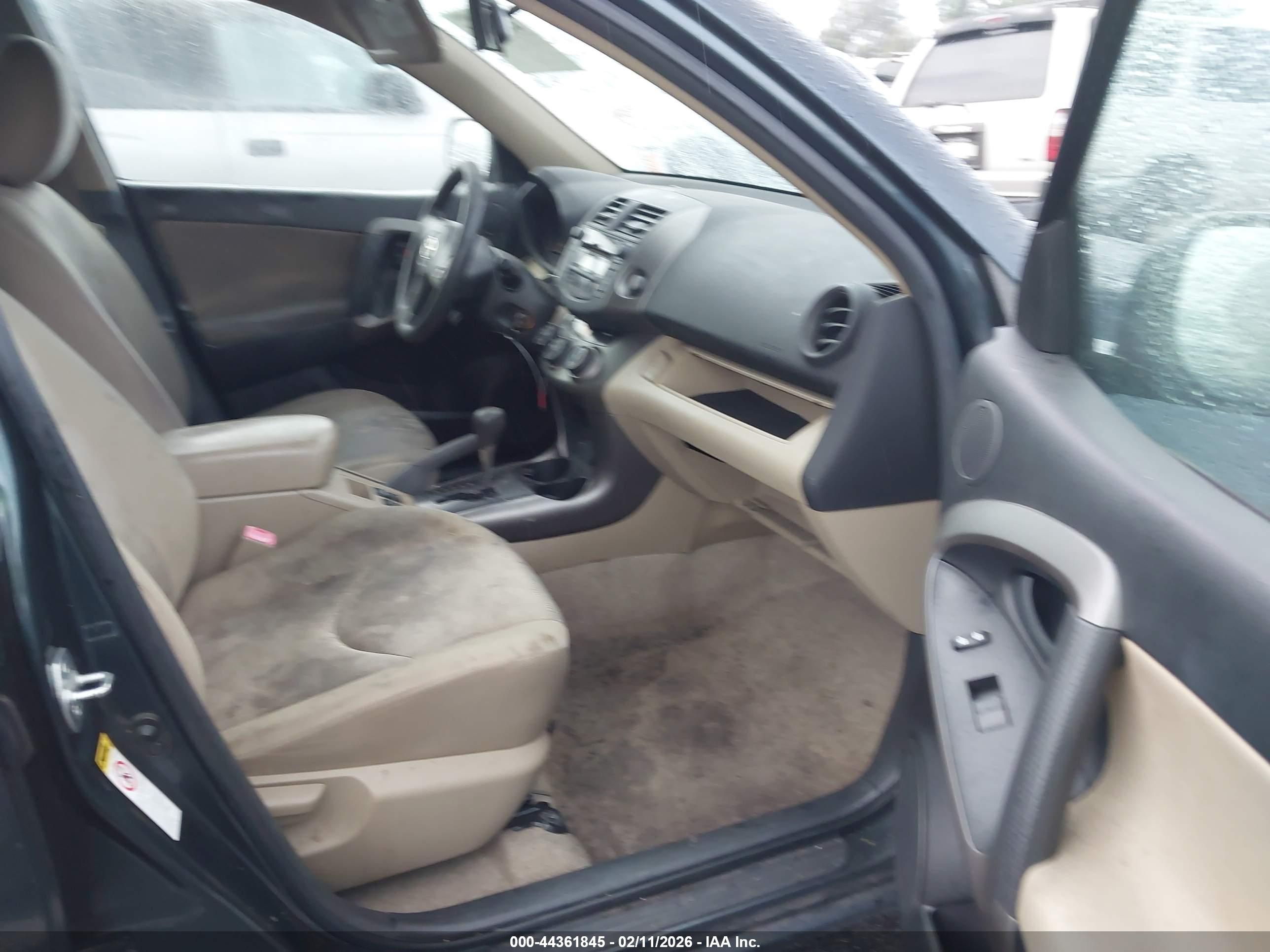 TOYOTA RAV4 image 5