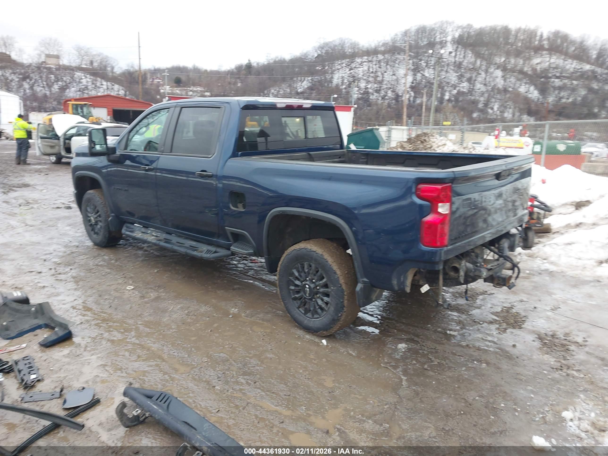 CHEVROLET SILVERADO image 3