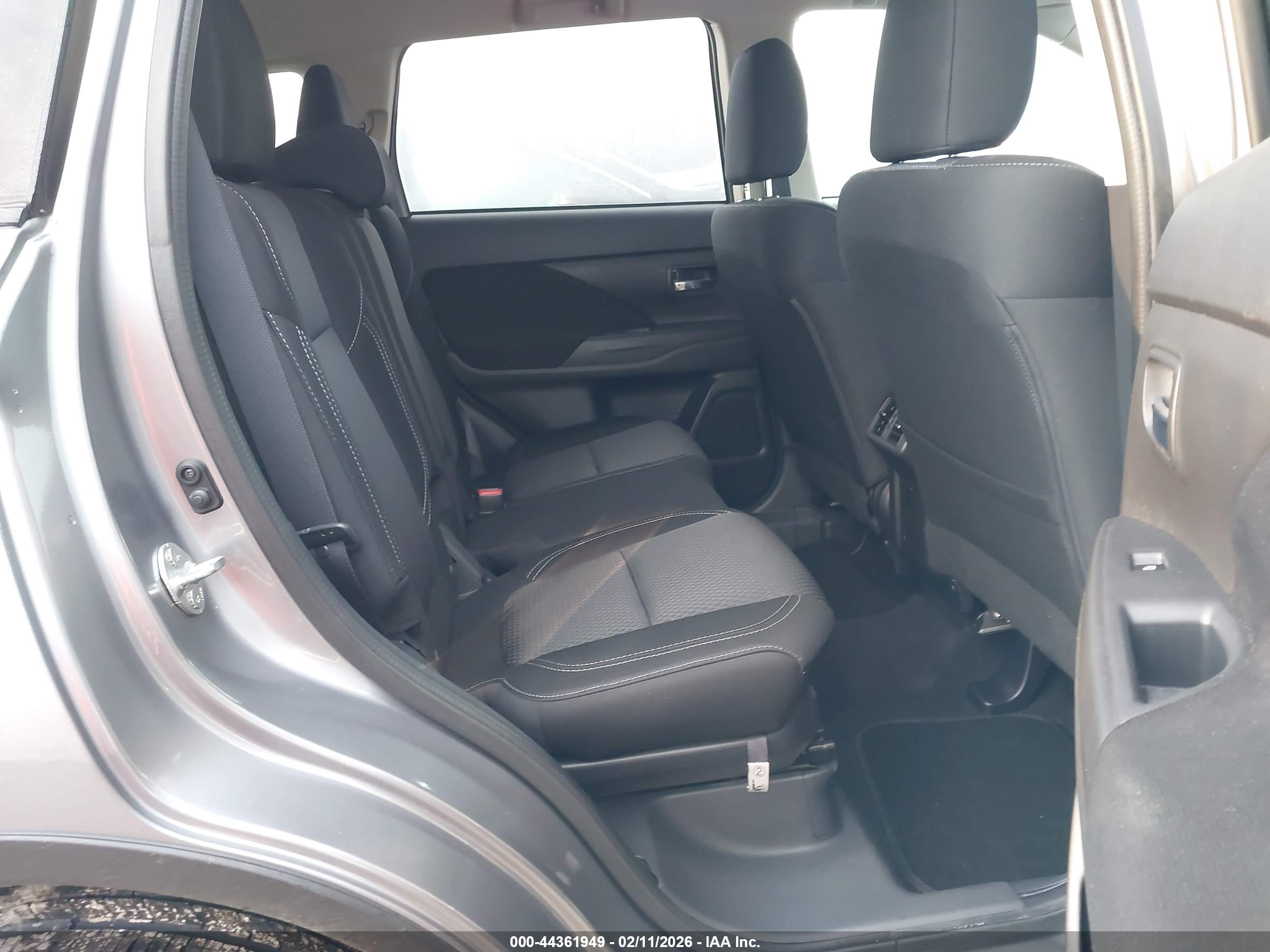 MITSUBISHI OUTLANDER image 8