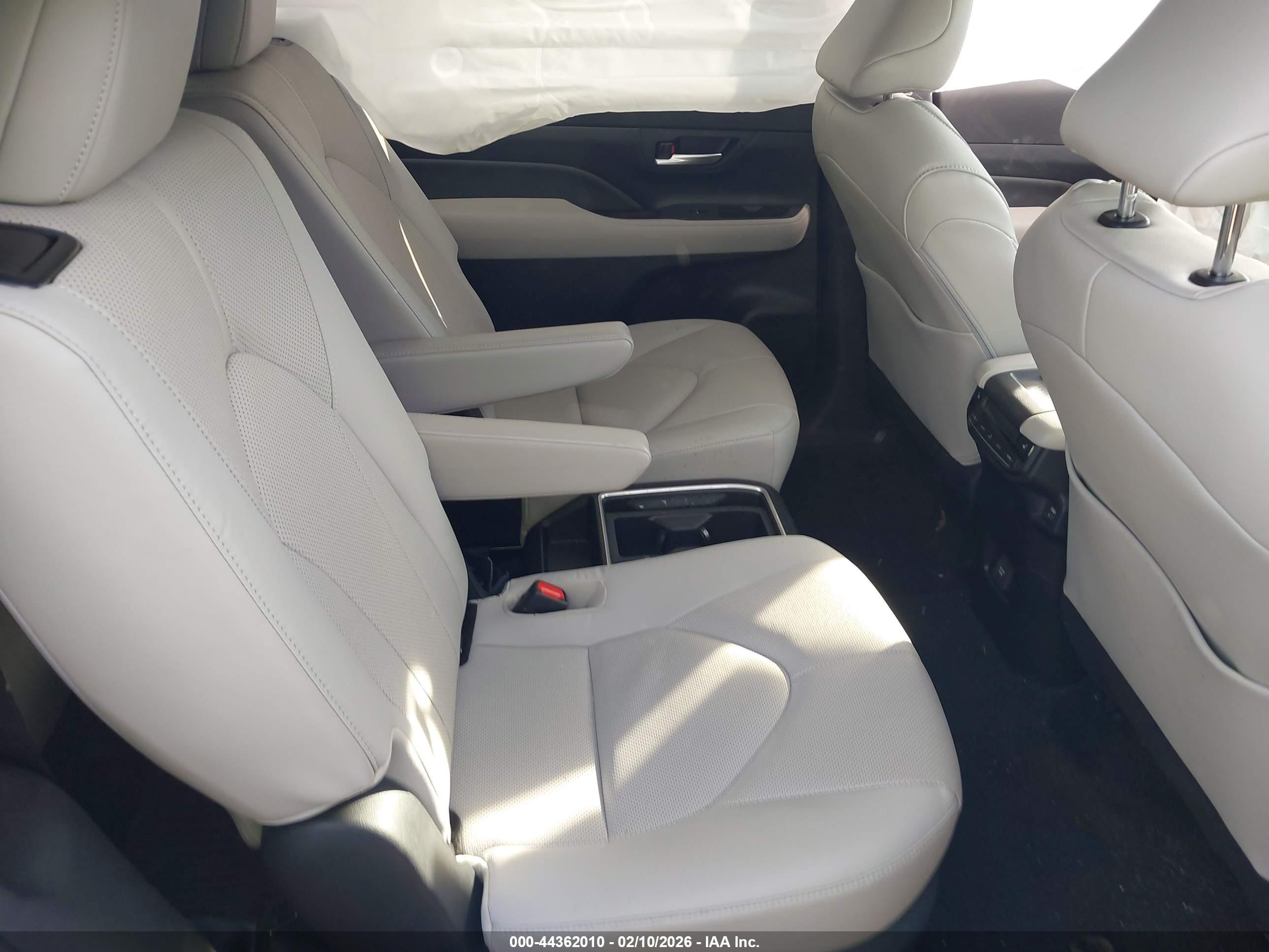TOYOTA GRAND image 8
