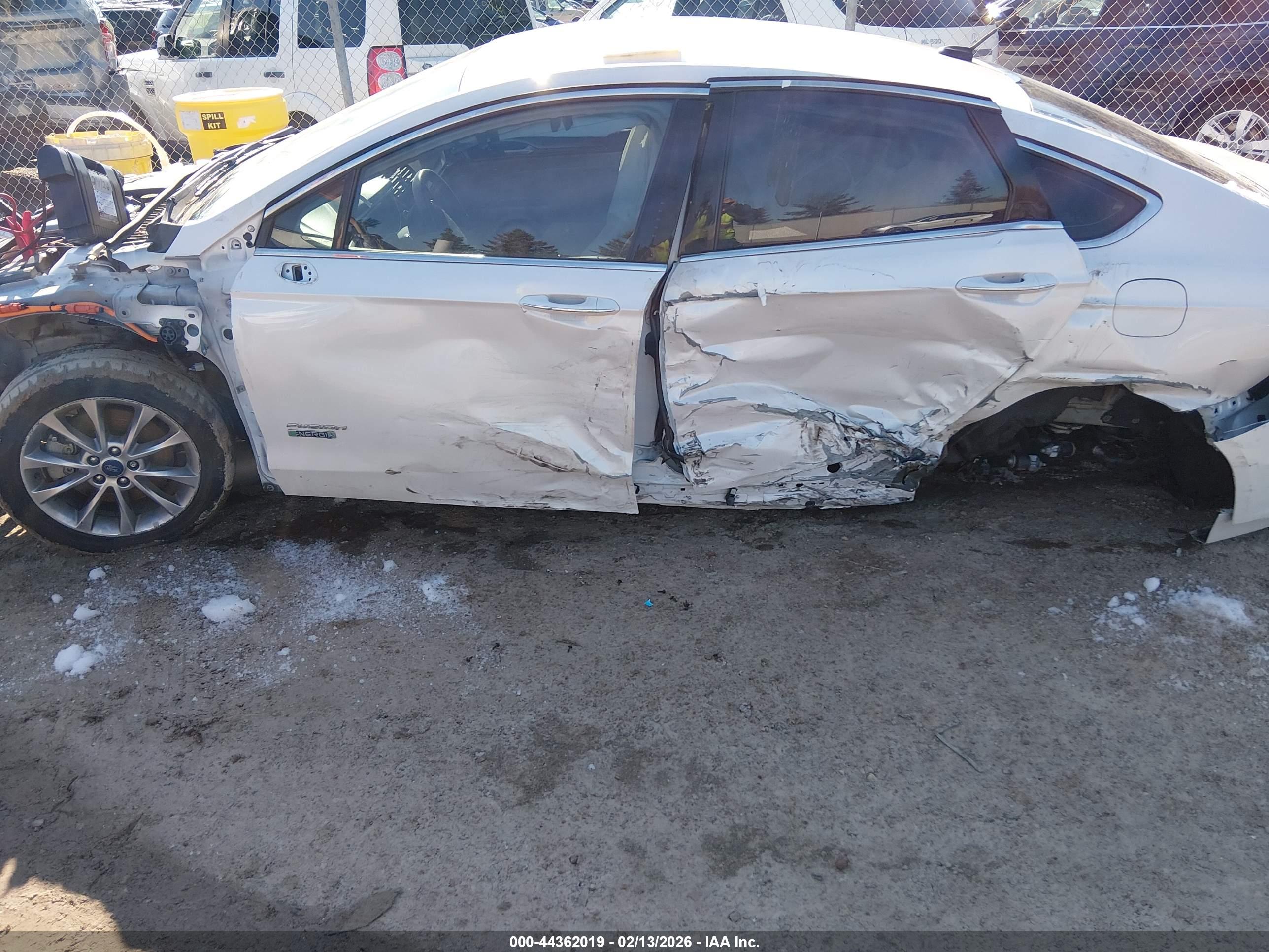 FORD FUSION image 6
