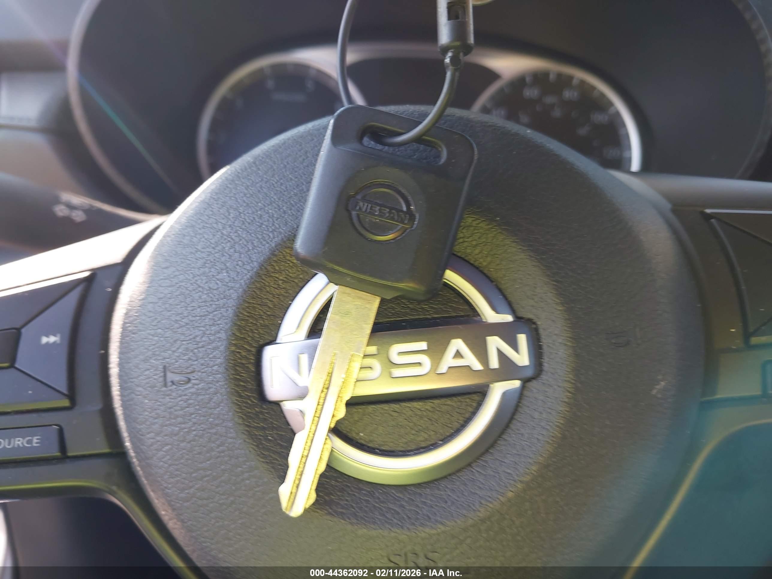 NISSAN VERSA image 11
