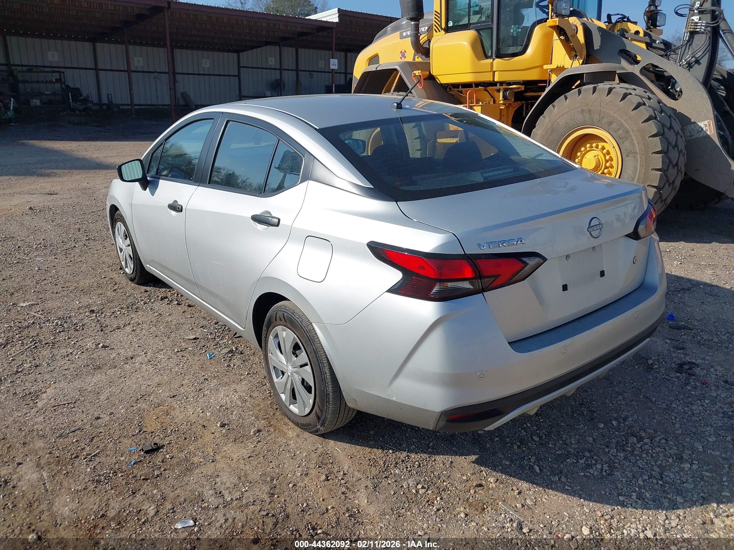 NISSAN VERSA image 3